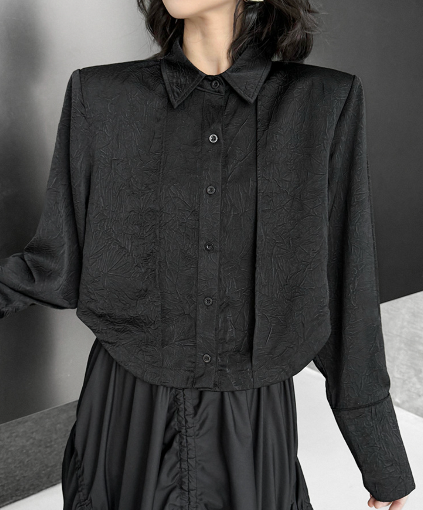 dark wrinkled cropped length shirt EN2319