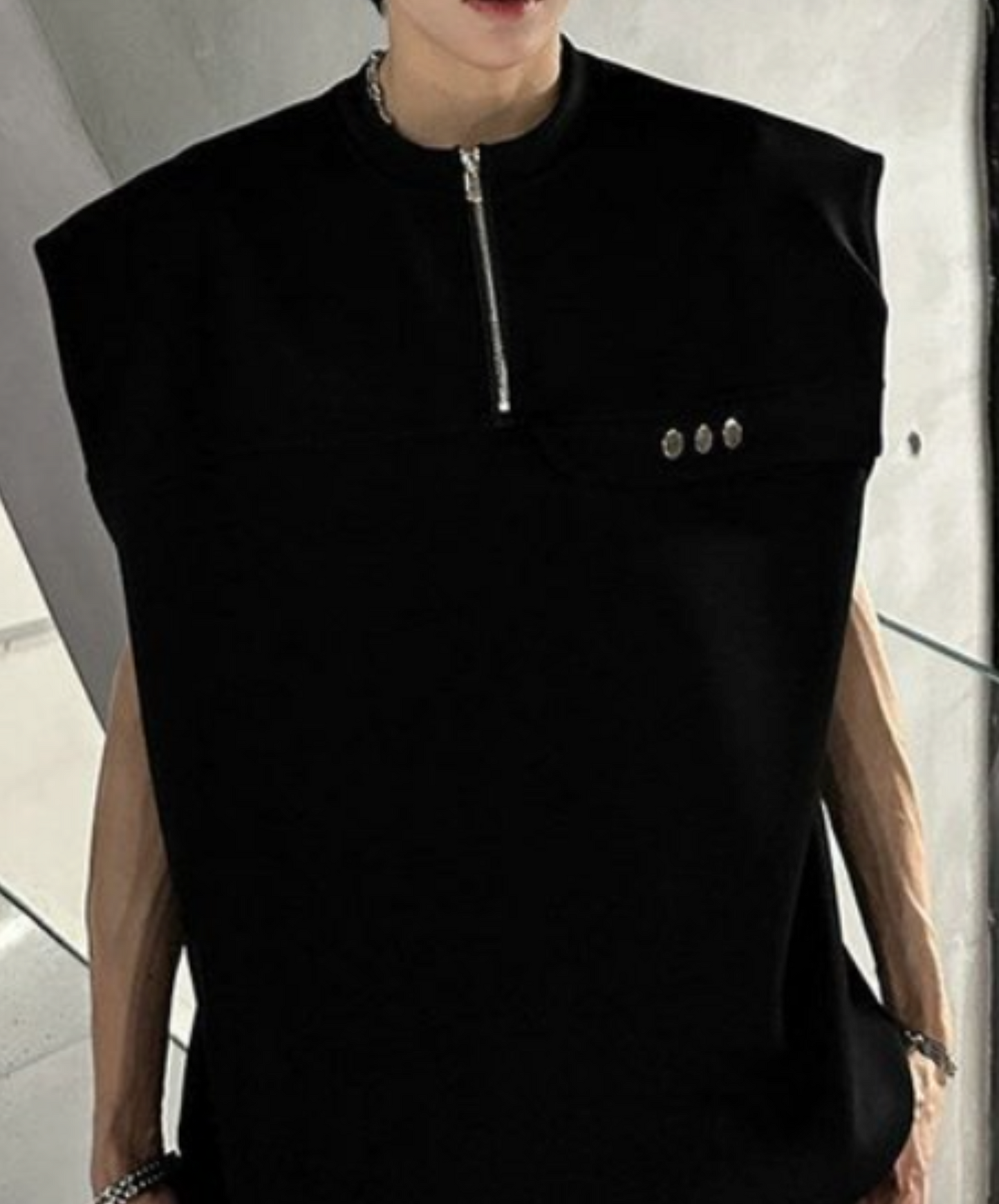 half zip-up sleeveless shirt EN2173