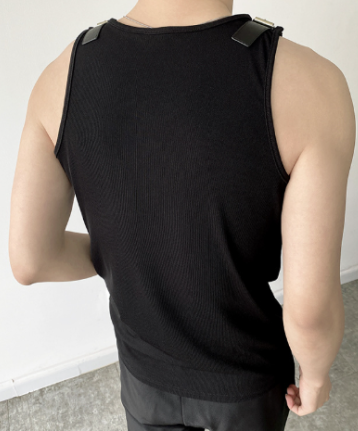 shoulder buckle strap tank top EN2900