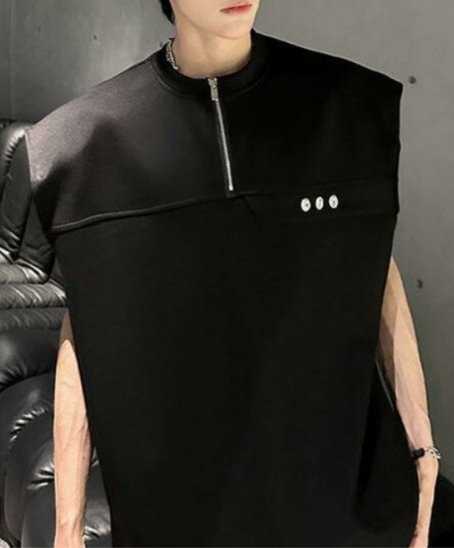 half zip-up sleeveless shirt EN2173