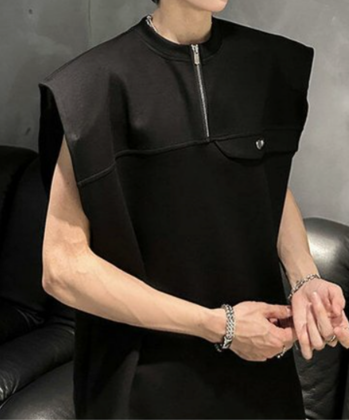 half zip-up sleeveless shirt EN2173