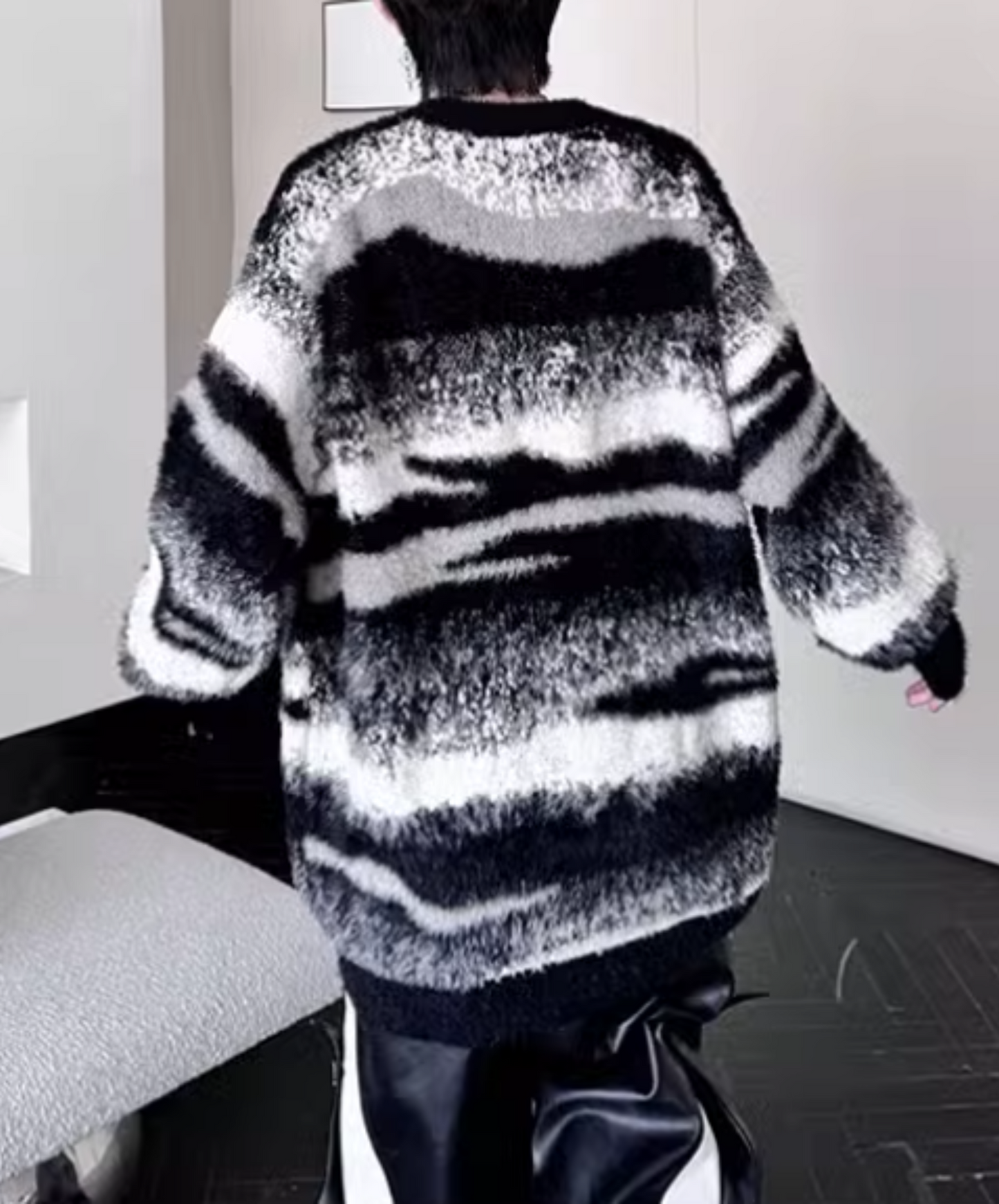 monotone irregular border sweater EN1870