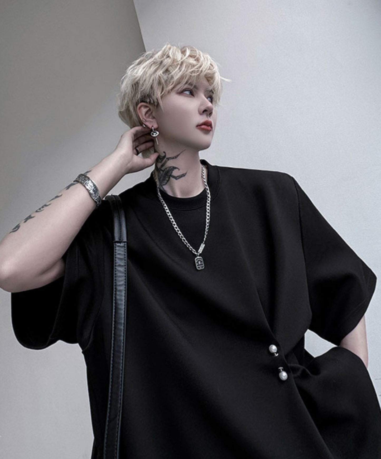 dark pearl button round neck t-shirt EN2259