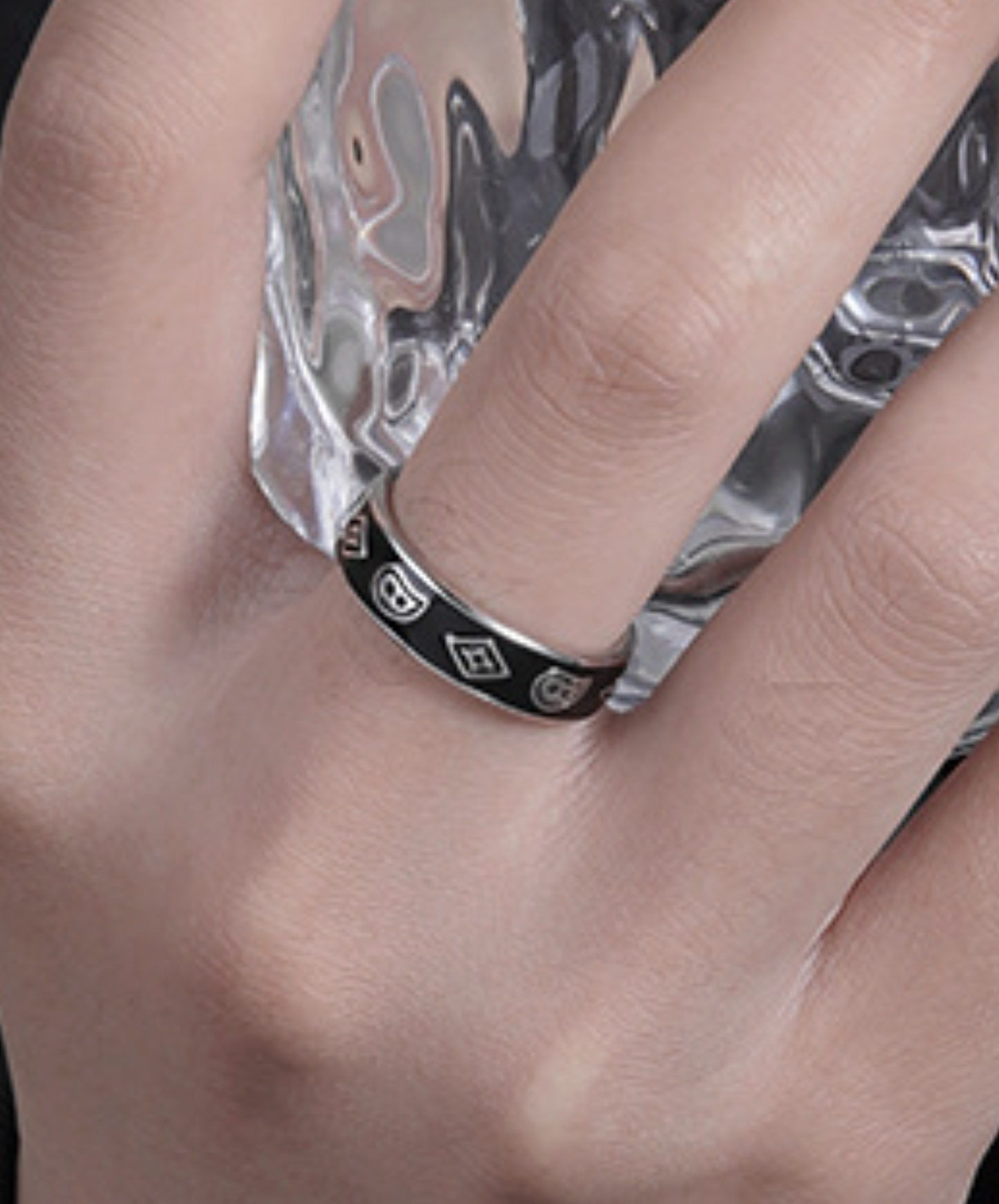 black & silver free size ring EN2465