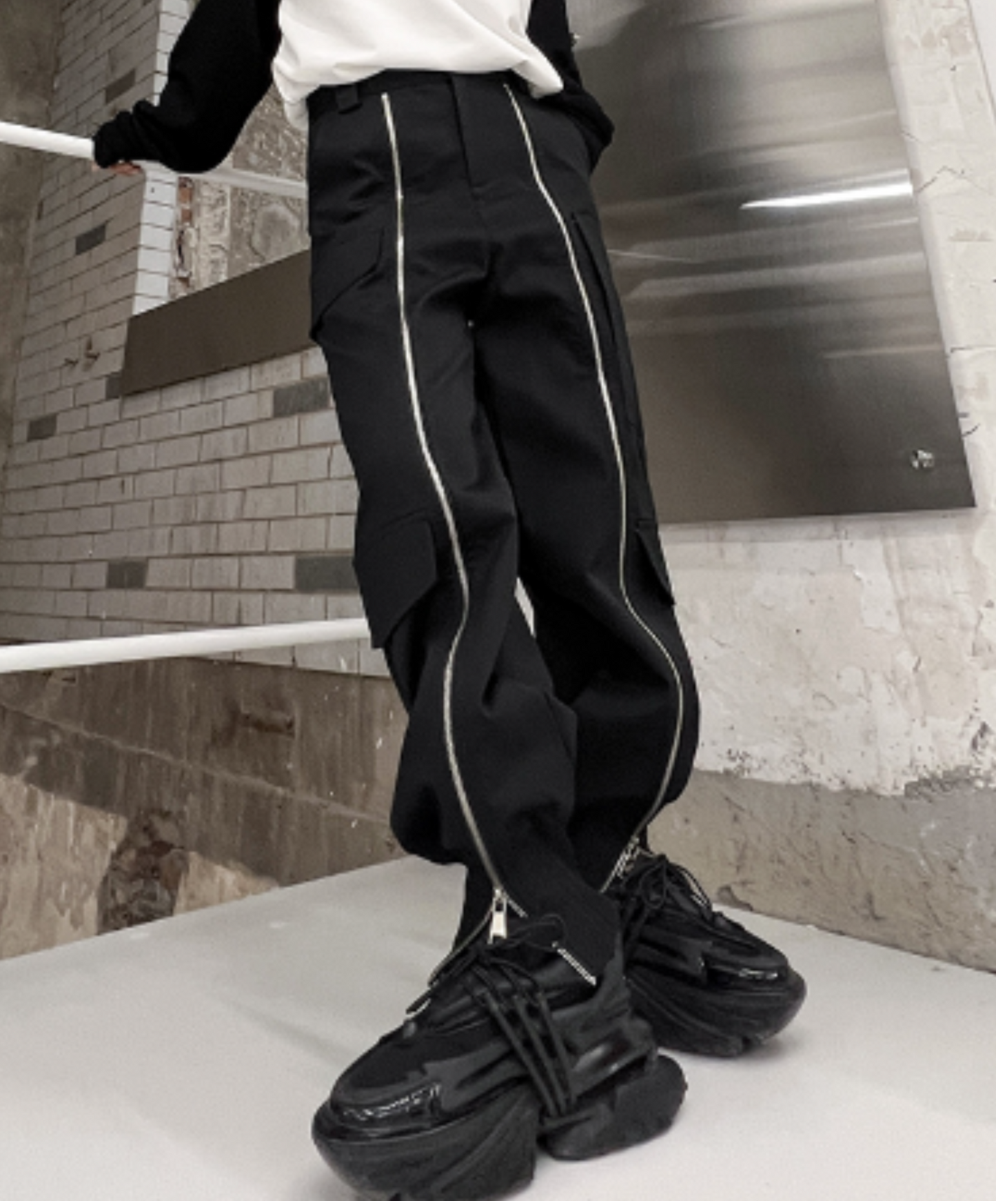 dark zip up cargo pants EN1351