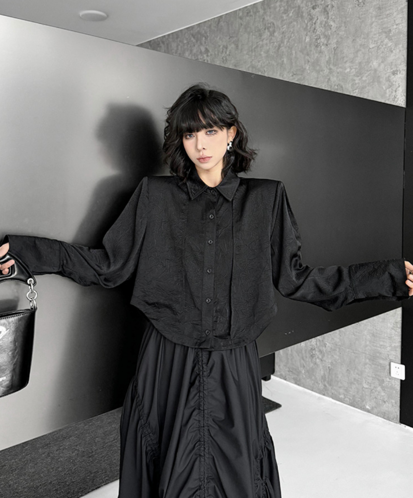 dark wrinkled cropped length shirt EN2319
