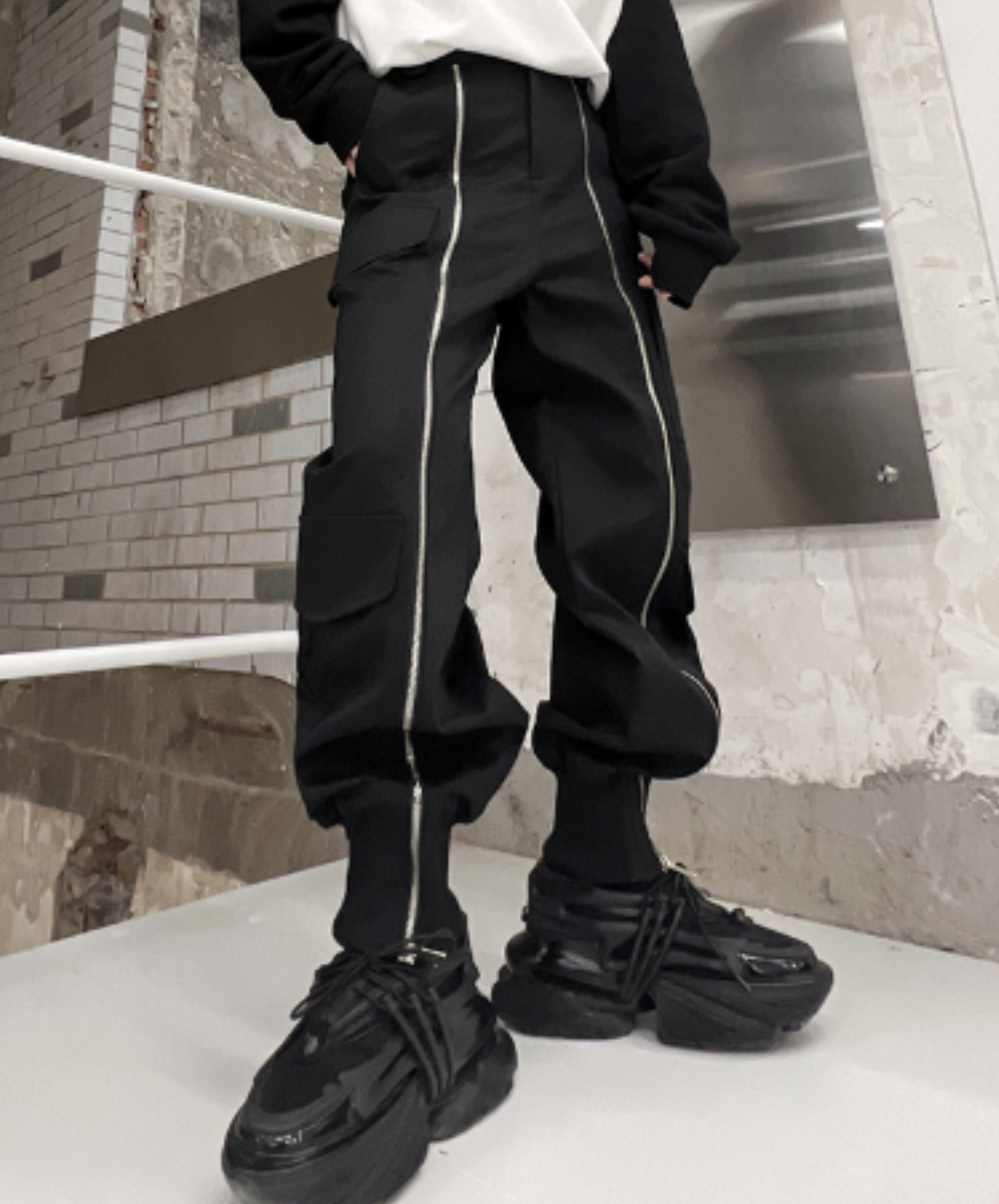 dark zip up cargo pants EN1351