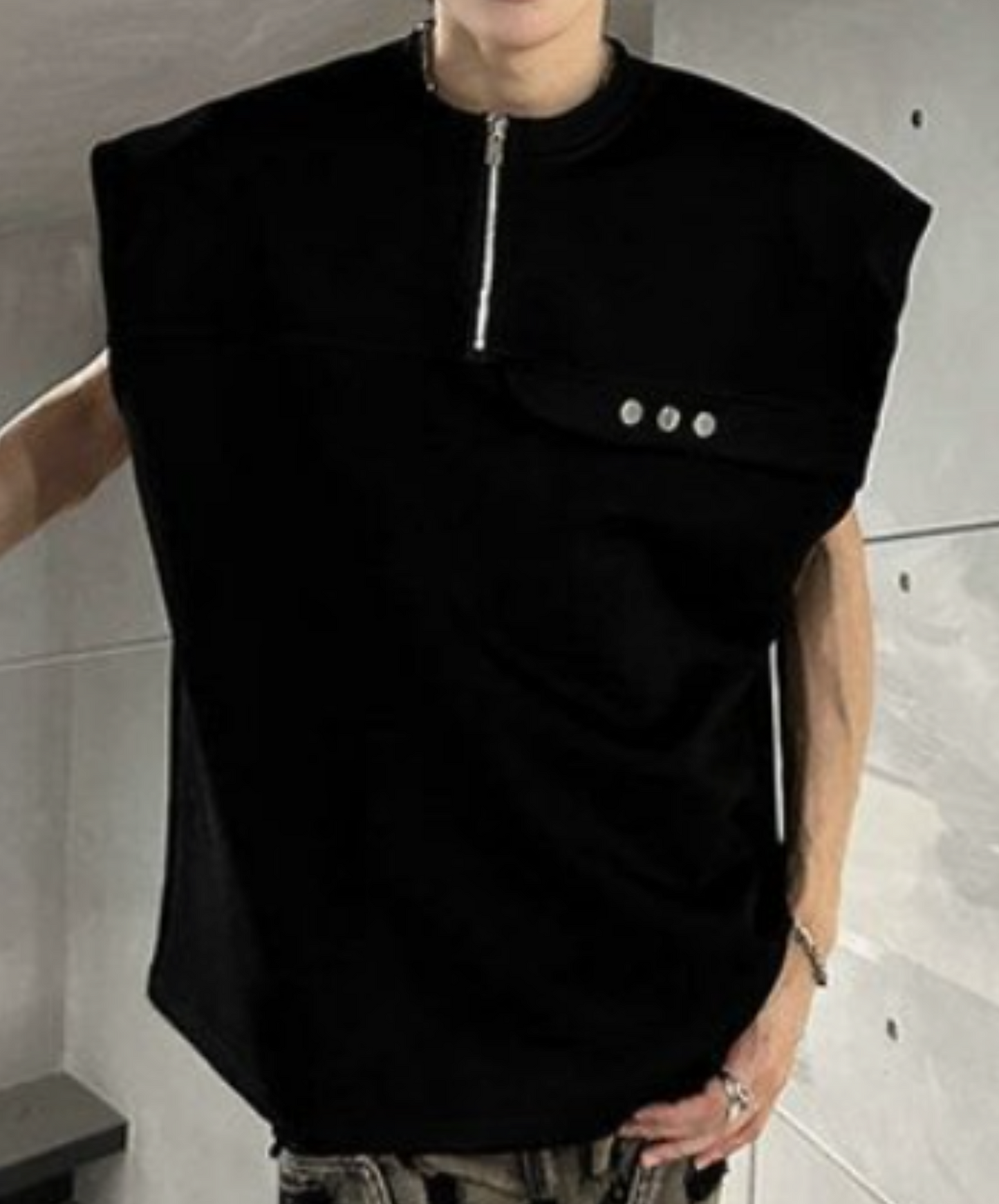 half zip-up sleeveless shirt EN2173