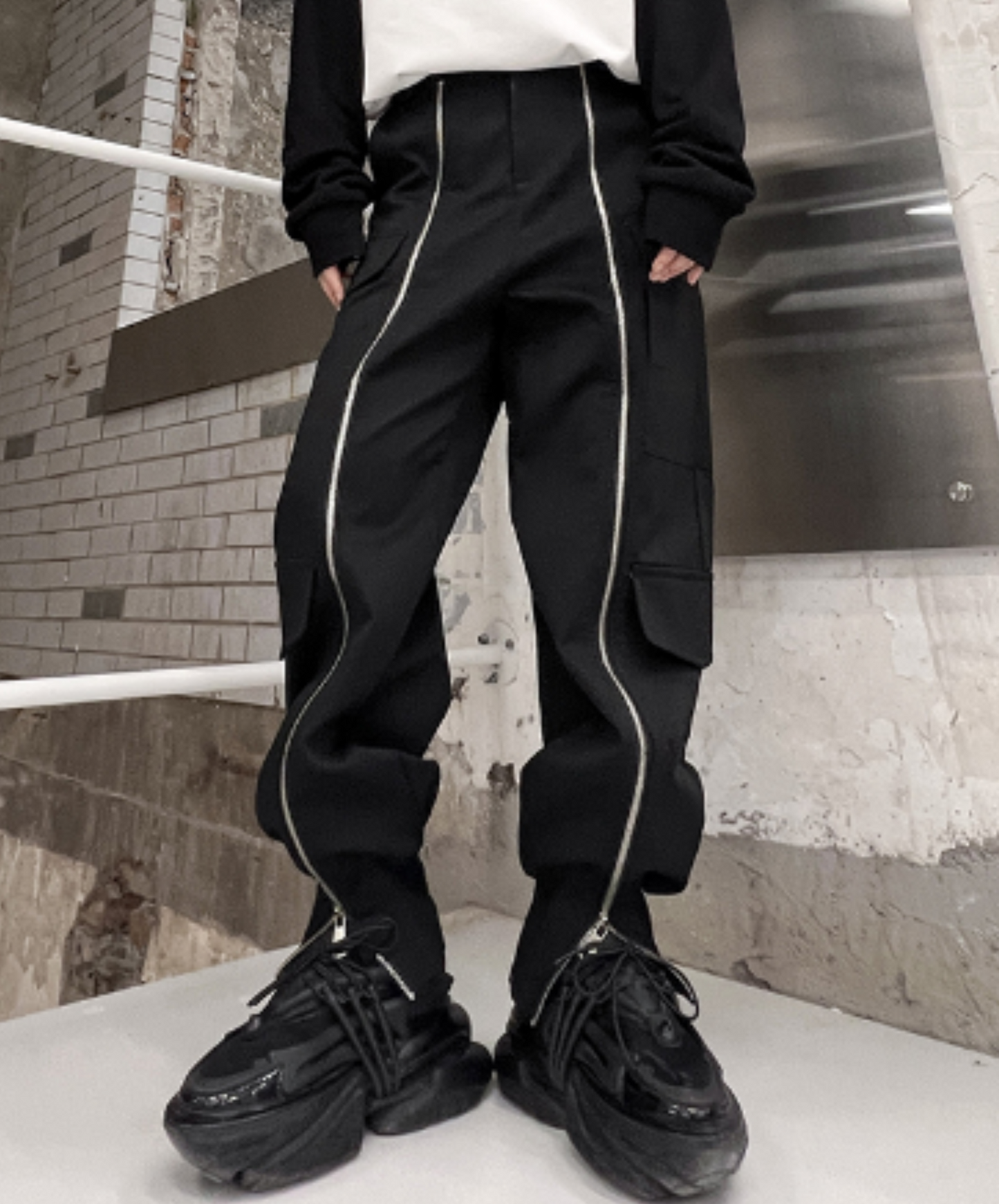 dark zip up cargo pants EN1351