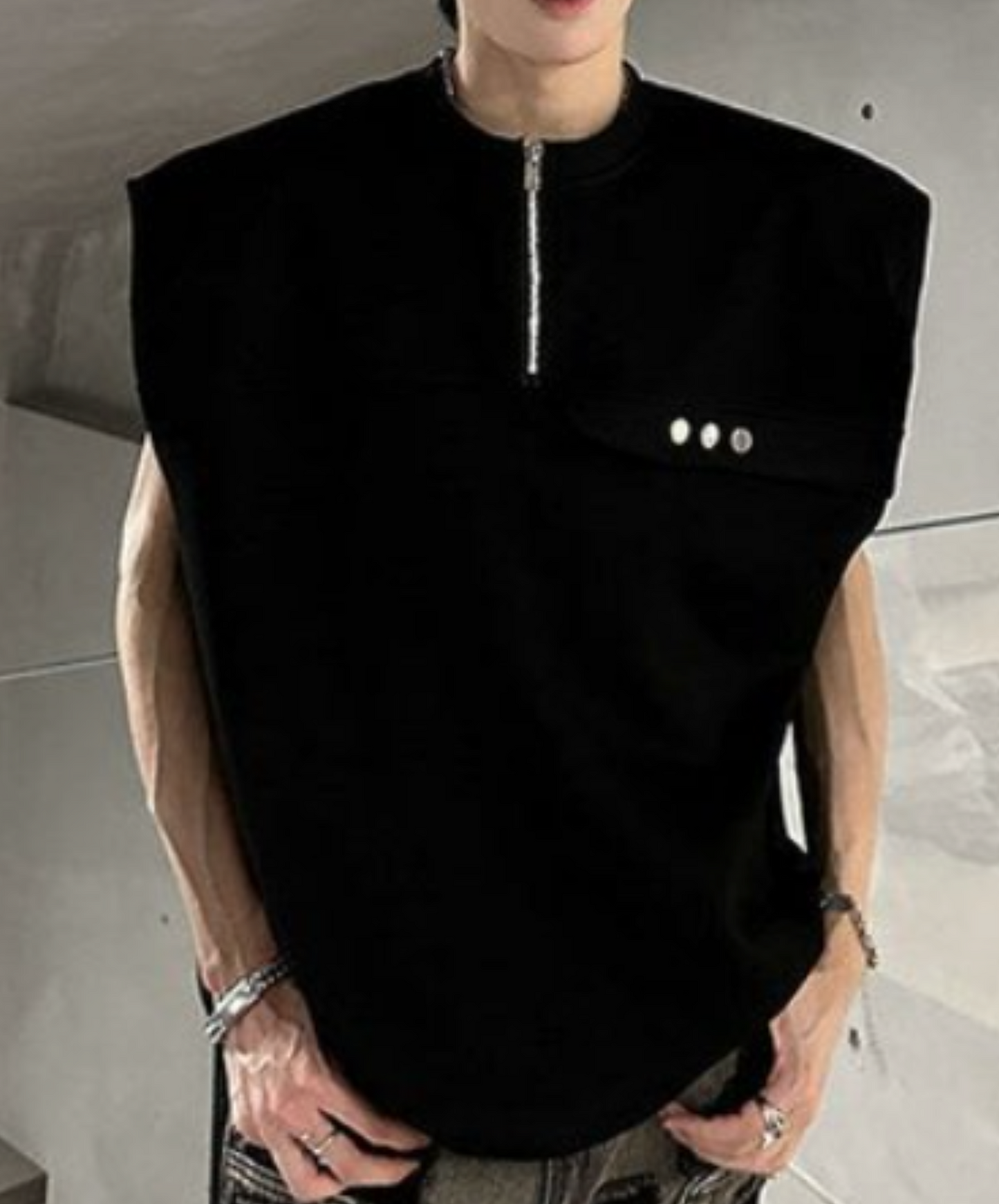 half zip-up sleeveless shirt EN2173