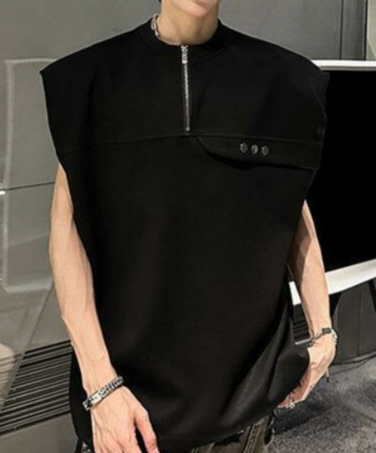 half zip-up sleeveless shirt EN2173