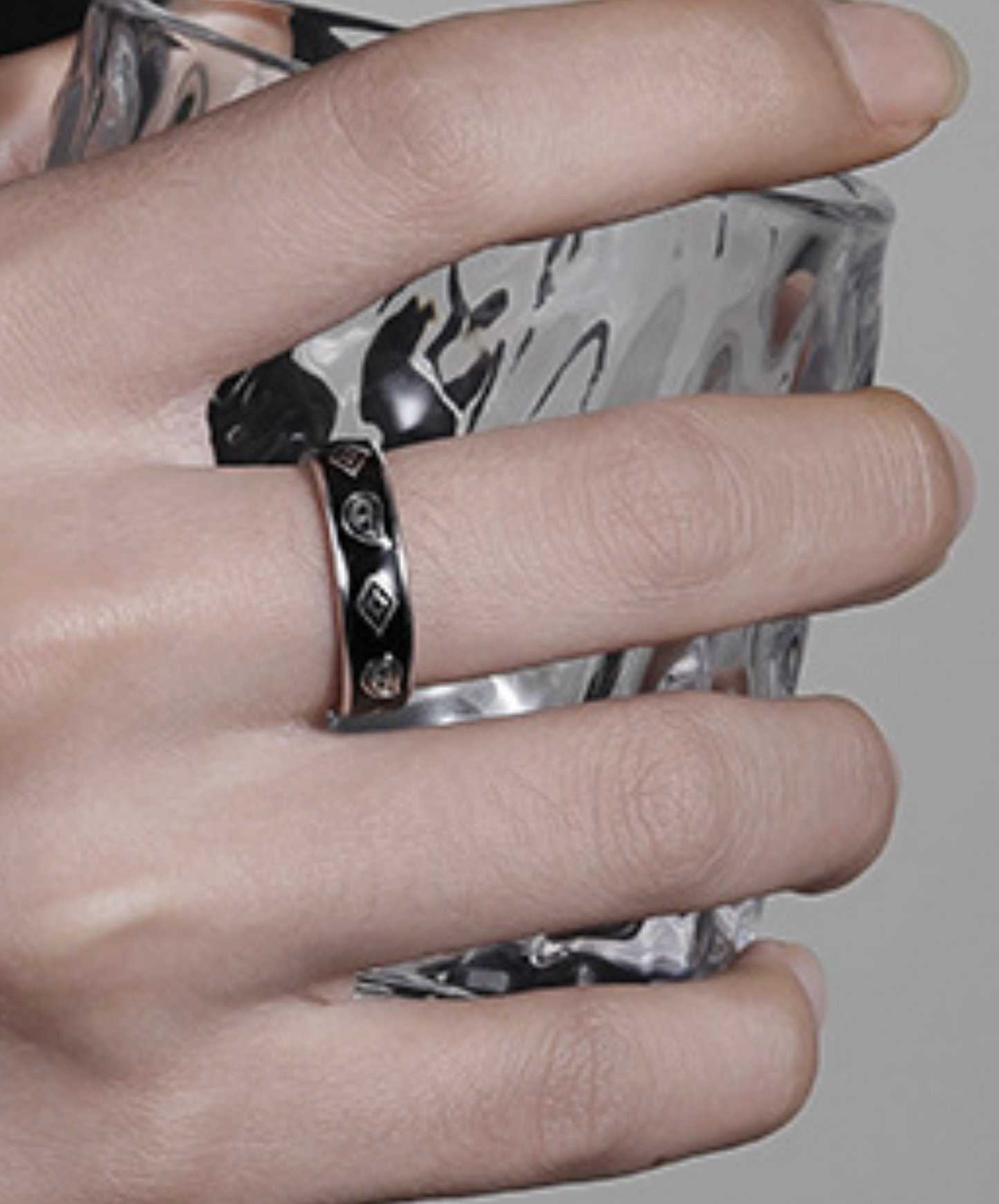 black & silver free size ring EN2465
