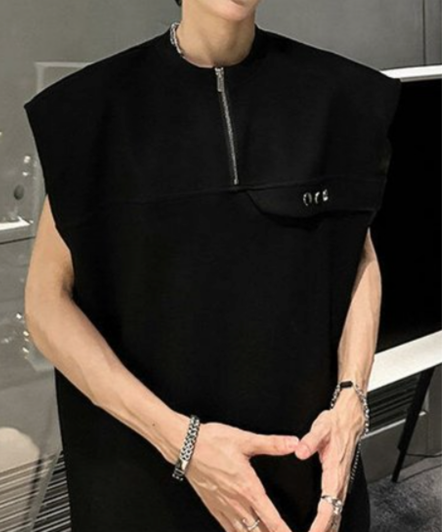half zip-up sleeveless shirt EN2173