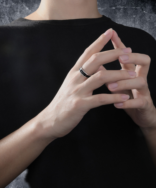 black and silver ring EN546