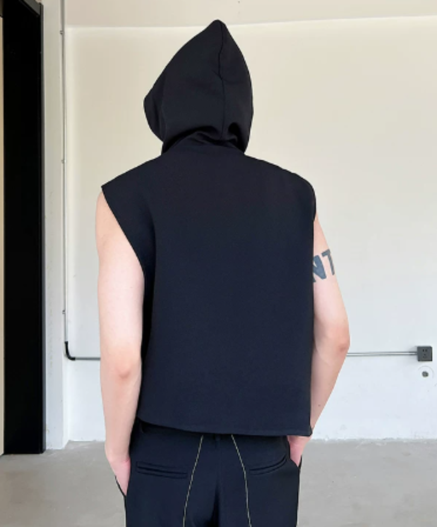 loose-fitting silhouette with a hood vest  EN2990