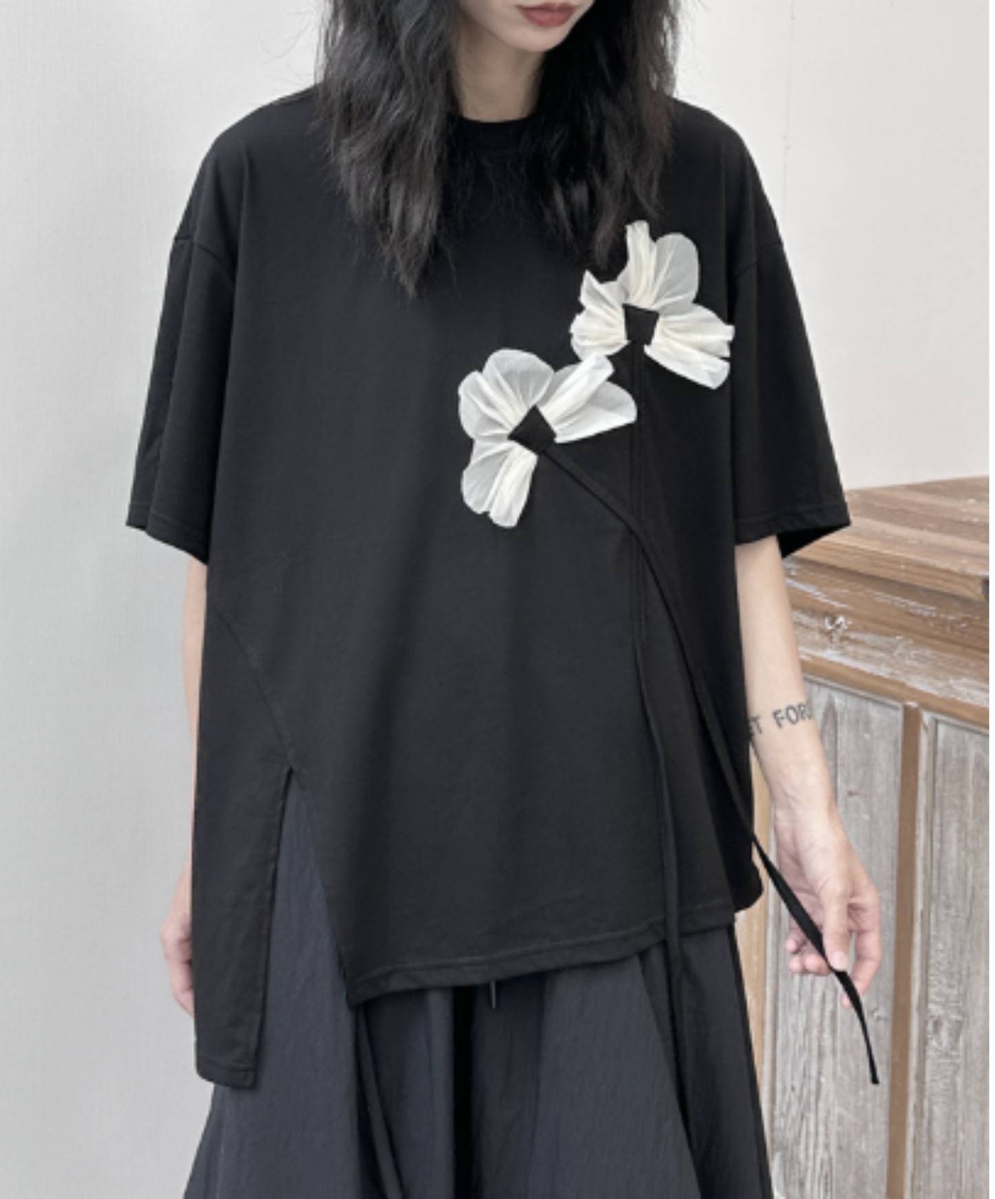 dark floral motif decoration monochrome t-shirt EN2973