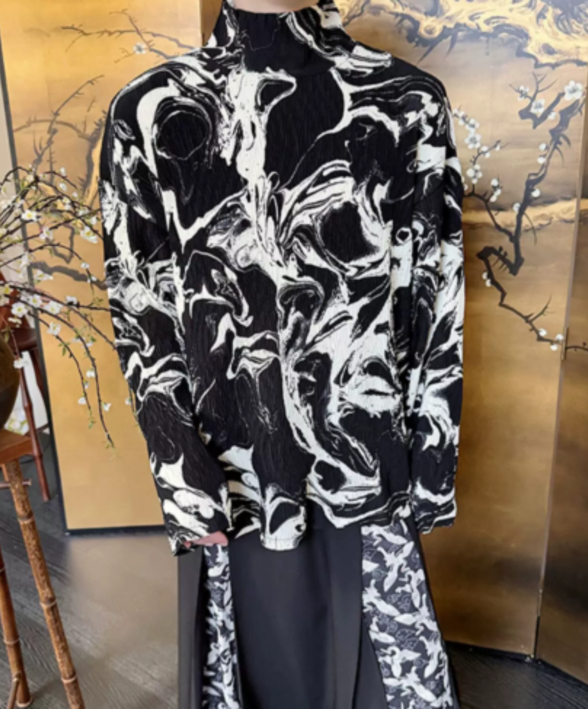 high-neck top with a marble graphic t-shirt EN3197