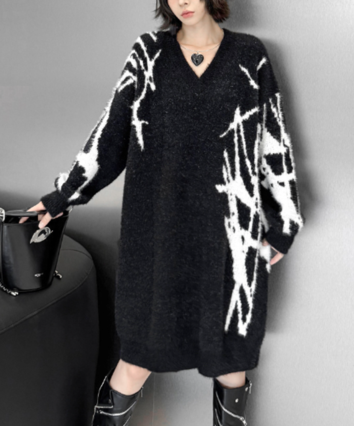 v-neck with a painted graphic sweater EN3202