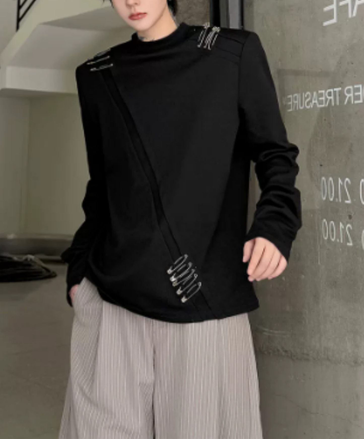 safety pin-style decorative metal detail t-shirt EN3161