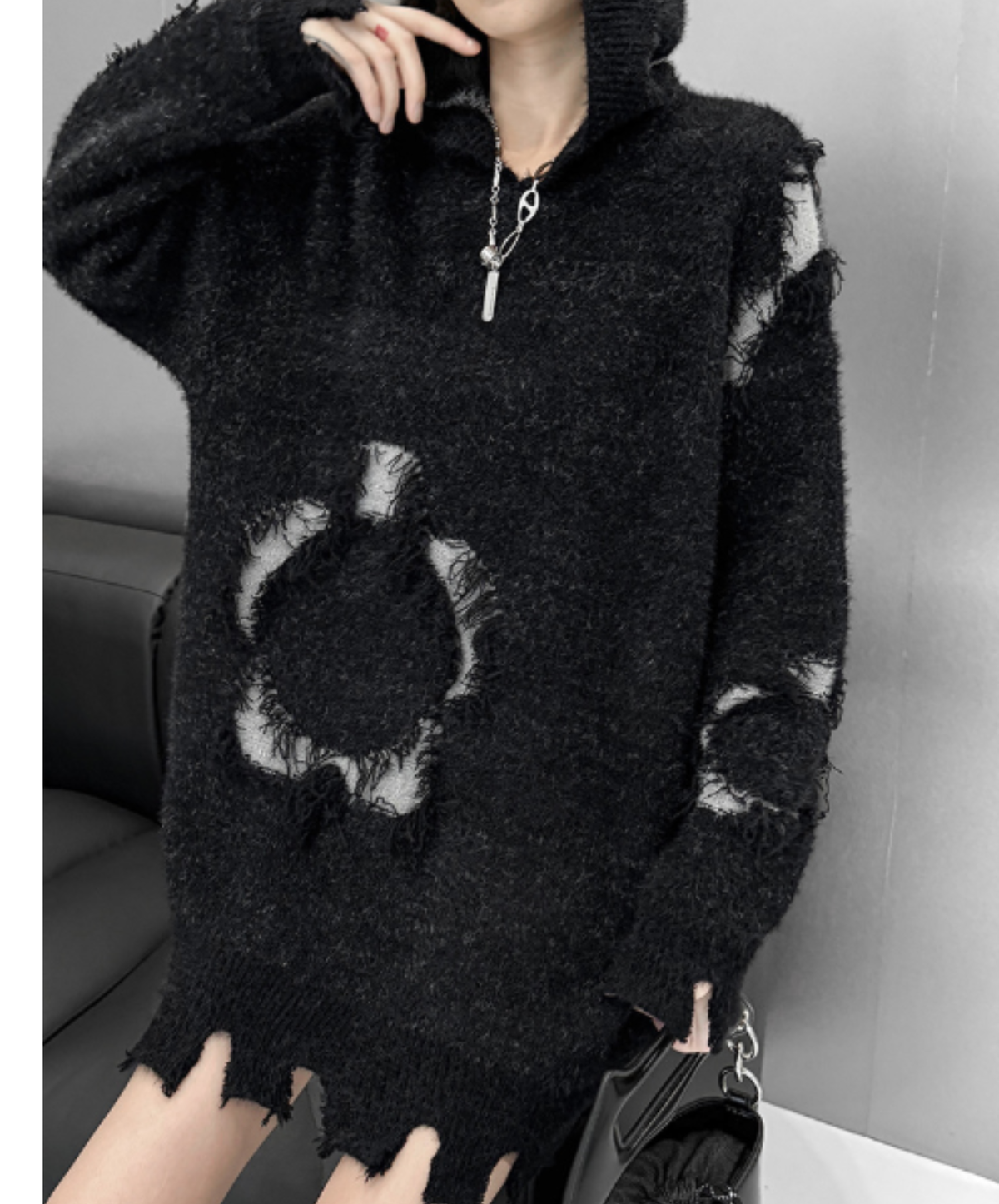 circle graphic with distressed finish sweater EN3203