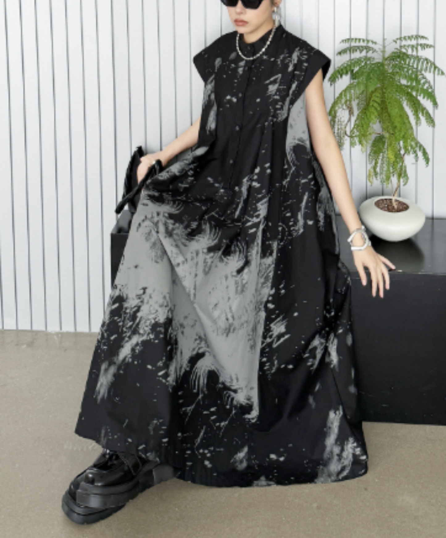 dark retro-print sleeveless top long shirt EN3103
