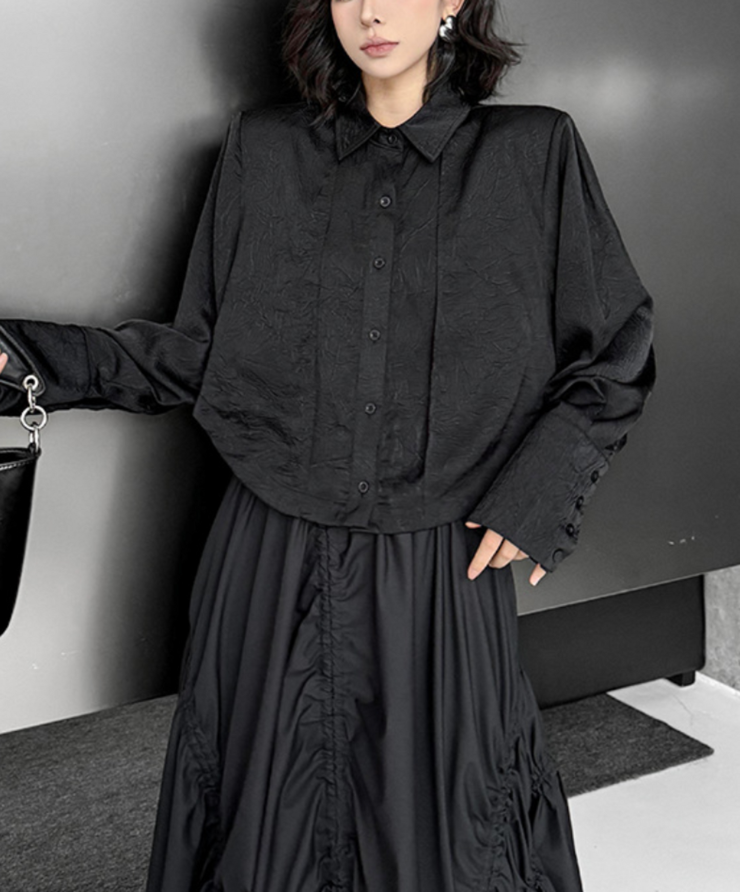 dark wrinkled cropped length shirt EN2319