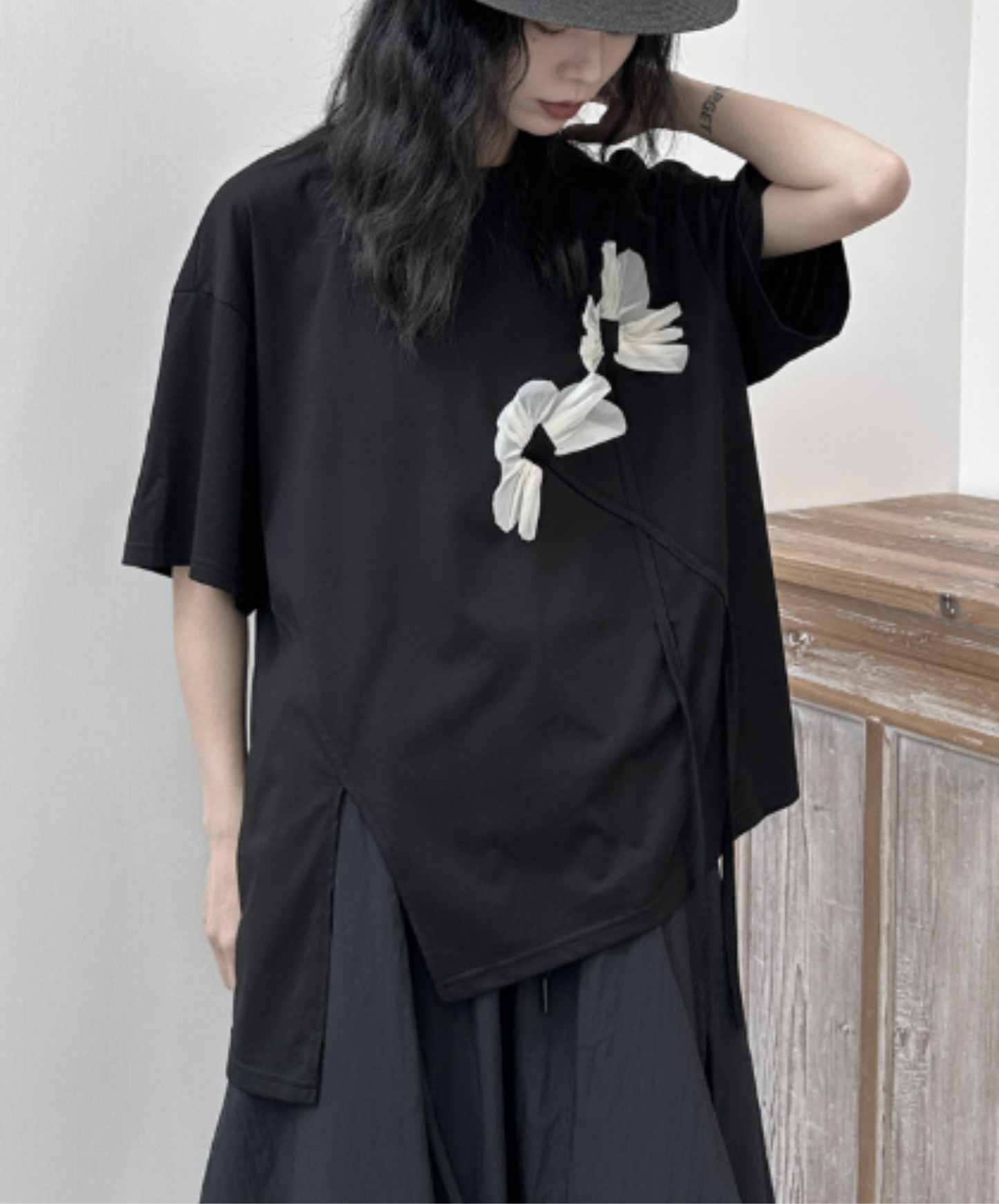 dark floral motif decoration monochrome t-shirt EN2973