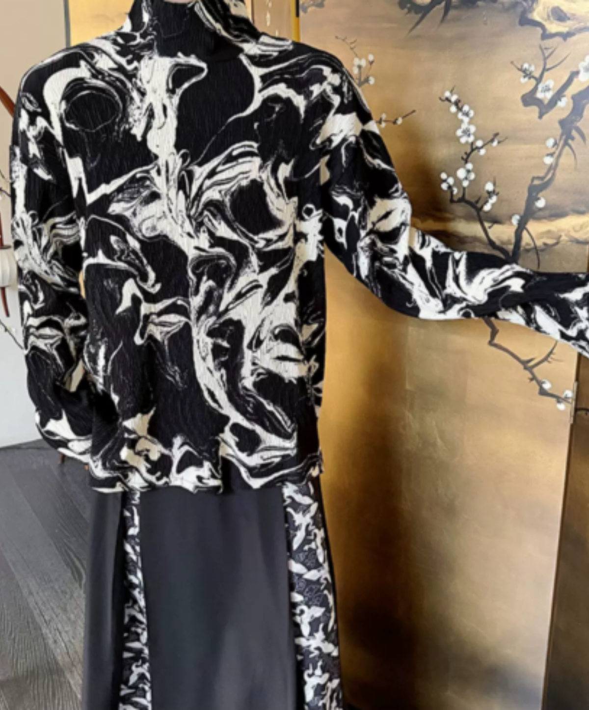 high-neck top with a marble graphic t-shirt EN3197