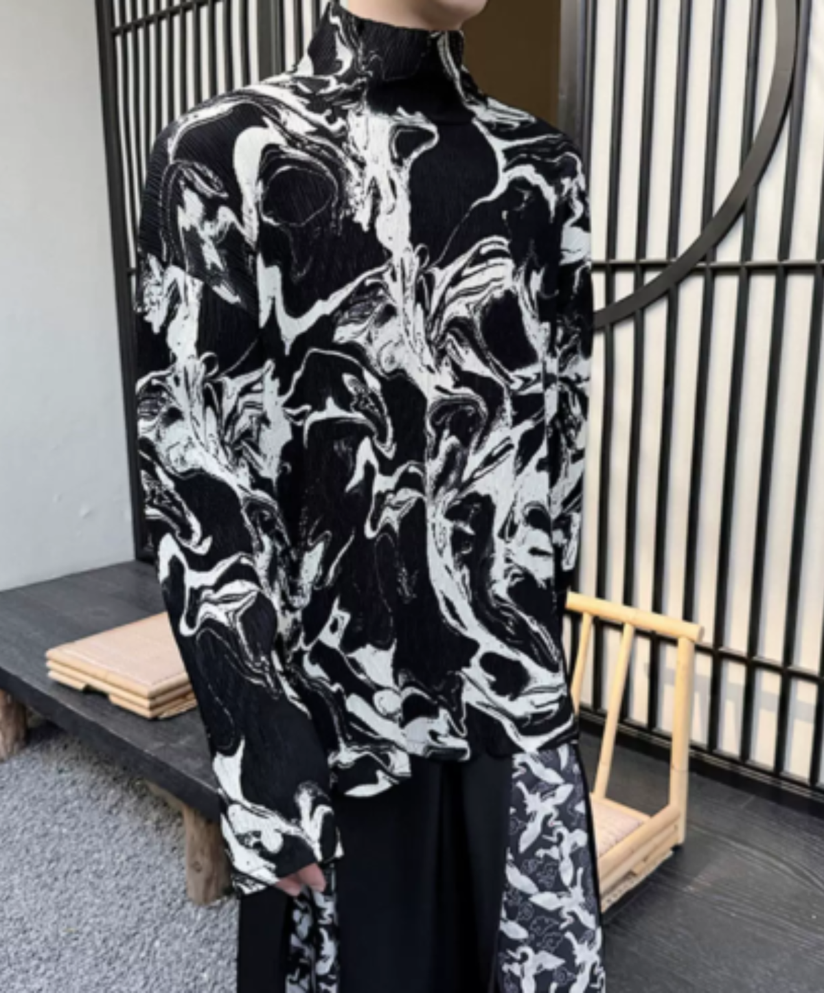 high-neck top with a marble graphic t-shirt EN3197