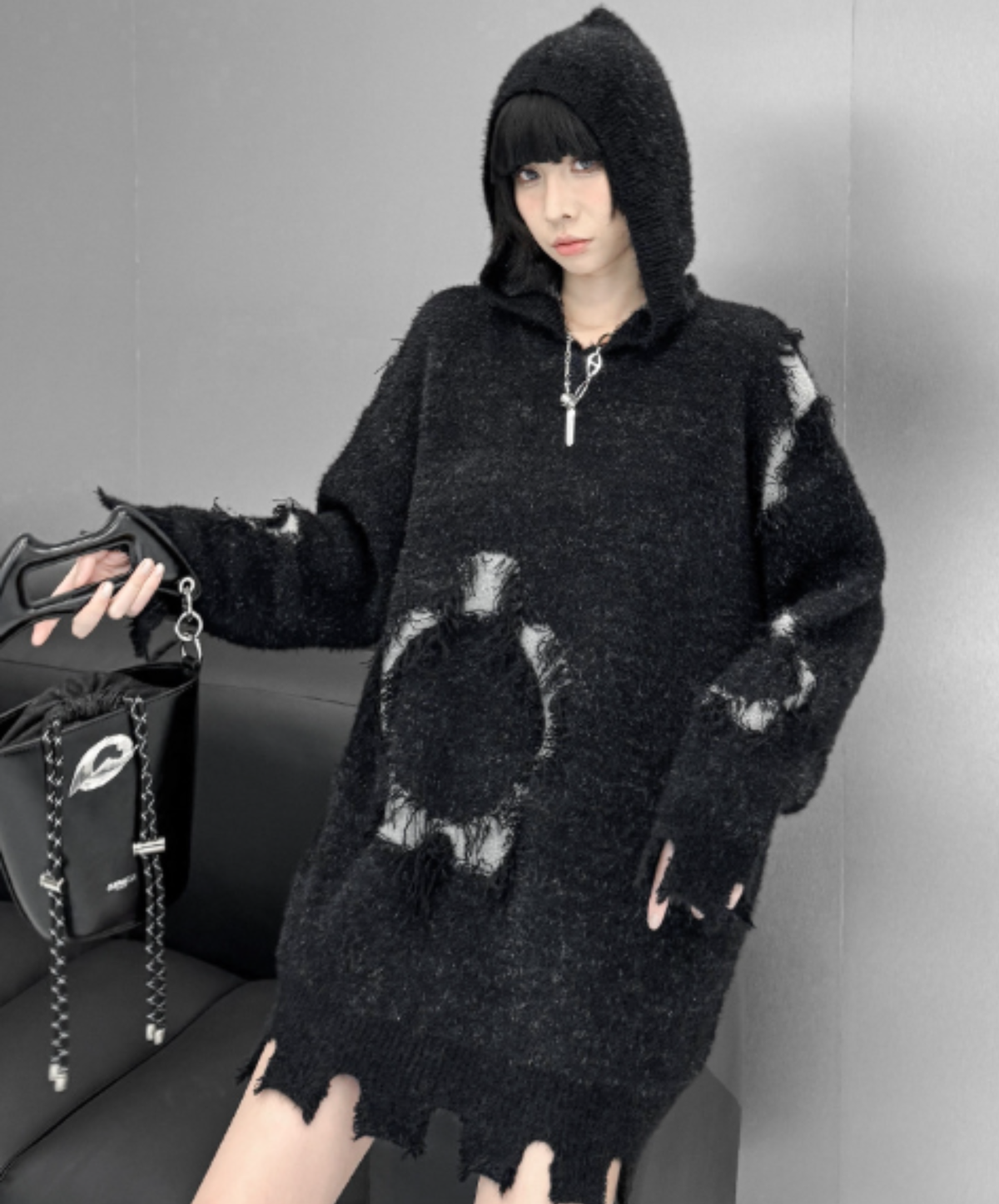 circle graphic with distressed finish sweater EN3203
