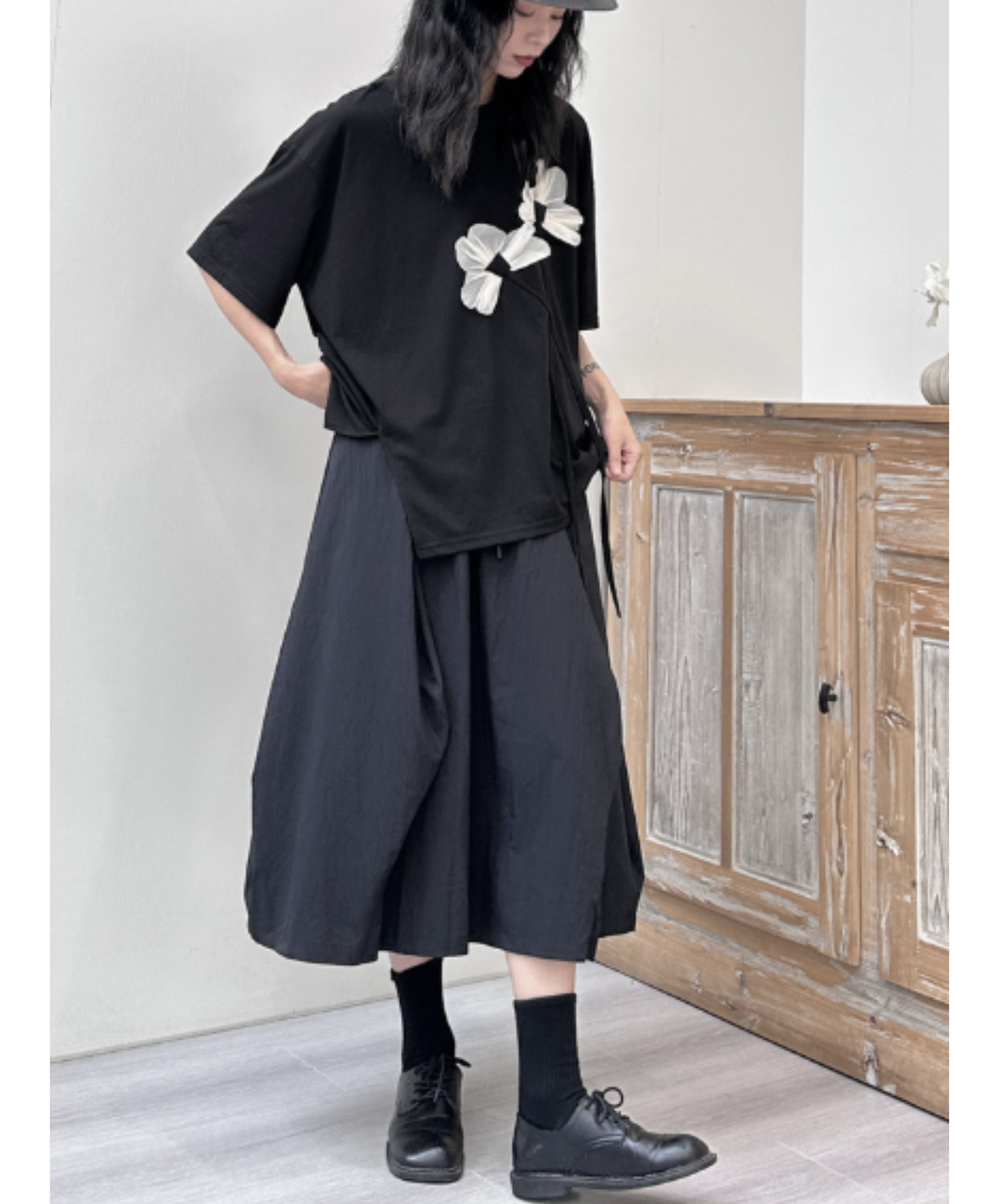 dark floral motif decoration monochrome t-shirt EN2973
