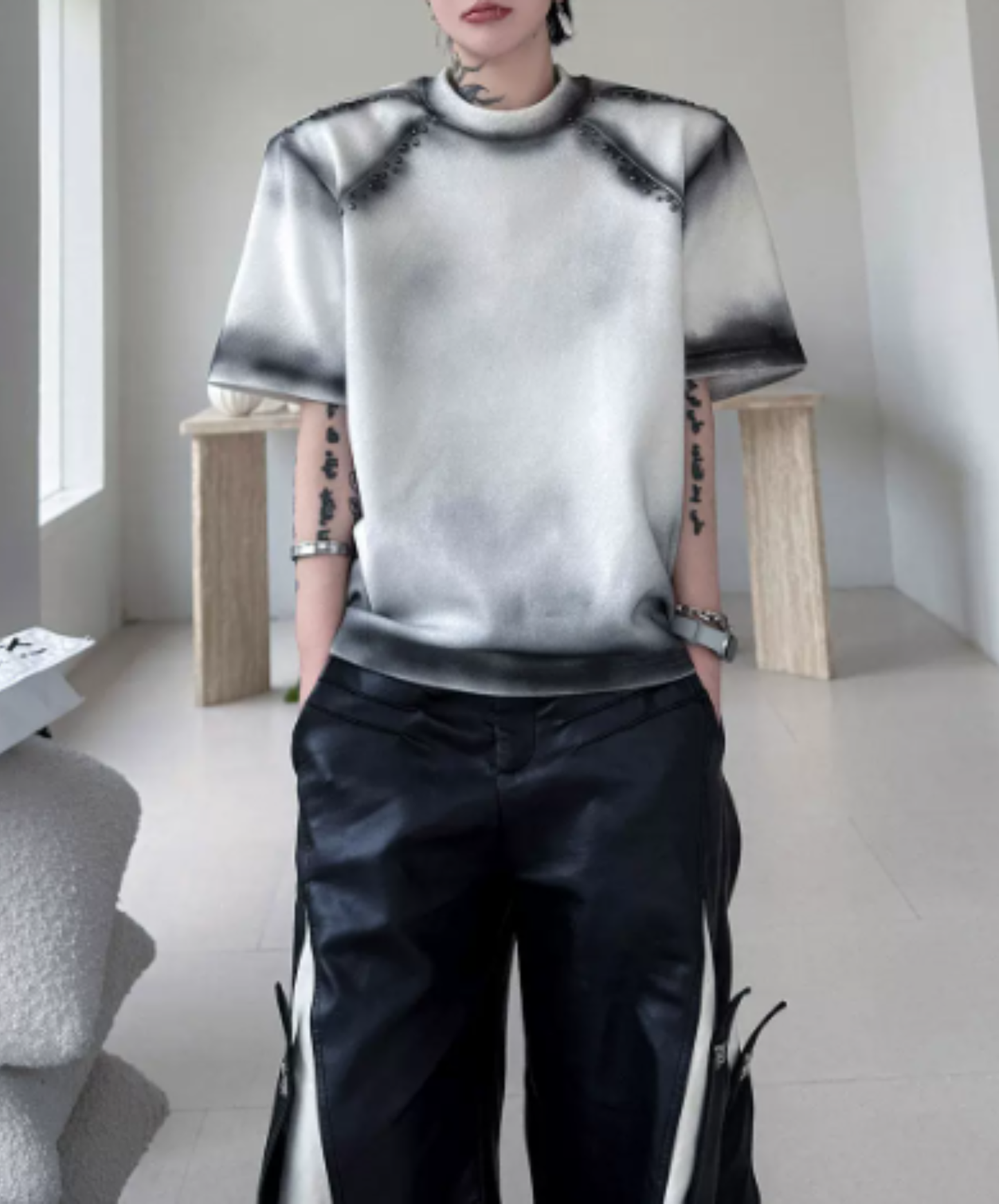 gradient with rivet decoration t-shirt EN2874