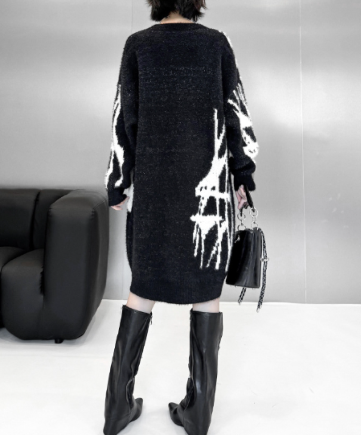 v-neck with a painted graphic sweater EN3202
