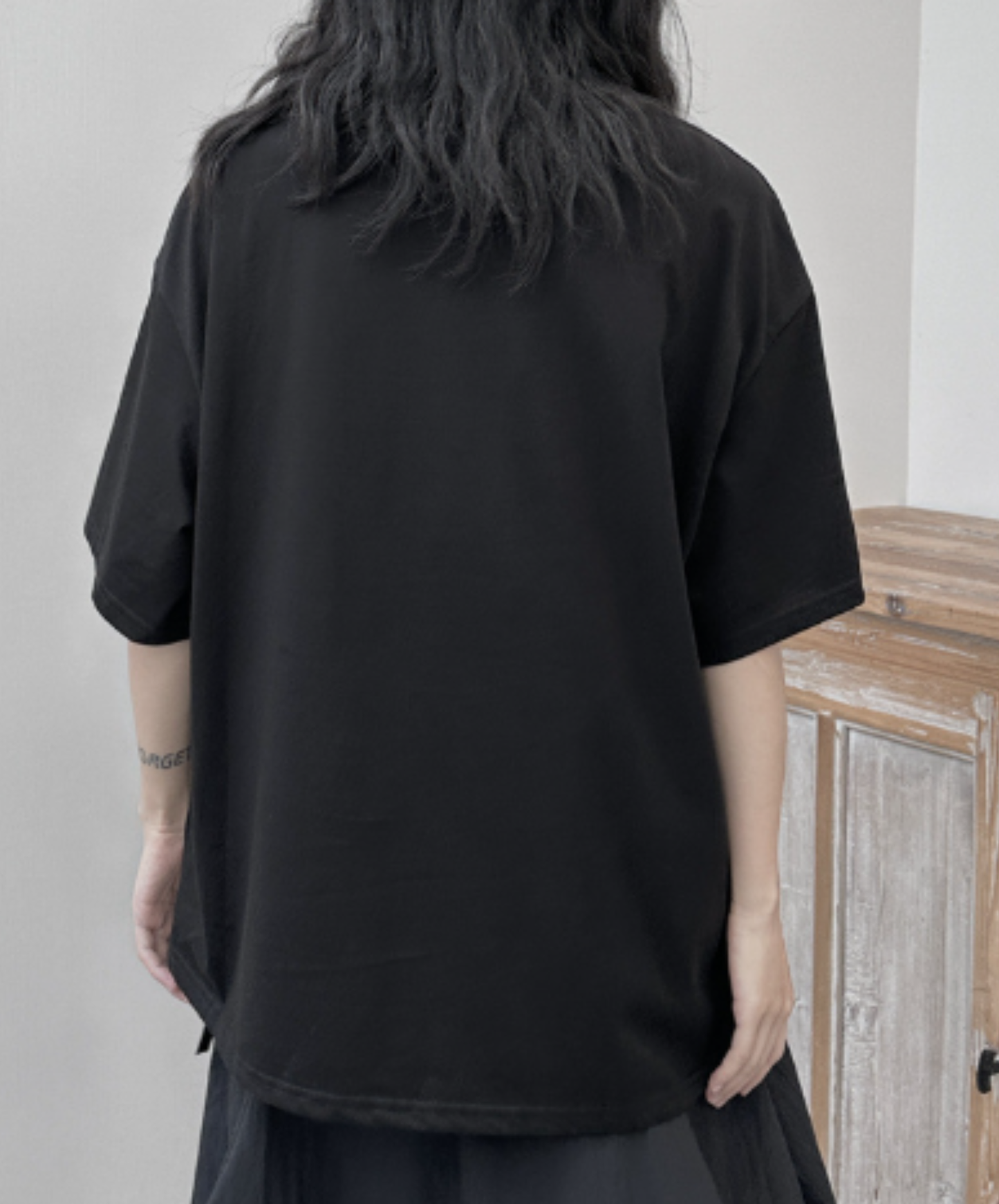 dark floral motif decoration monochrome t-shirt EN2973