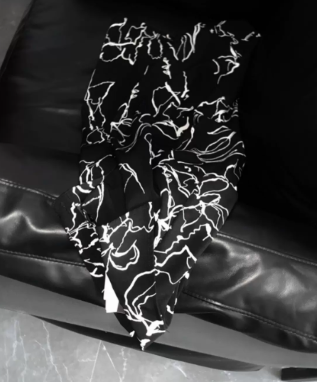 dark loose-fit line art print shirt EN3172