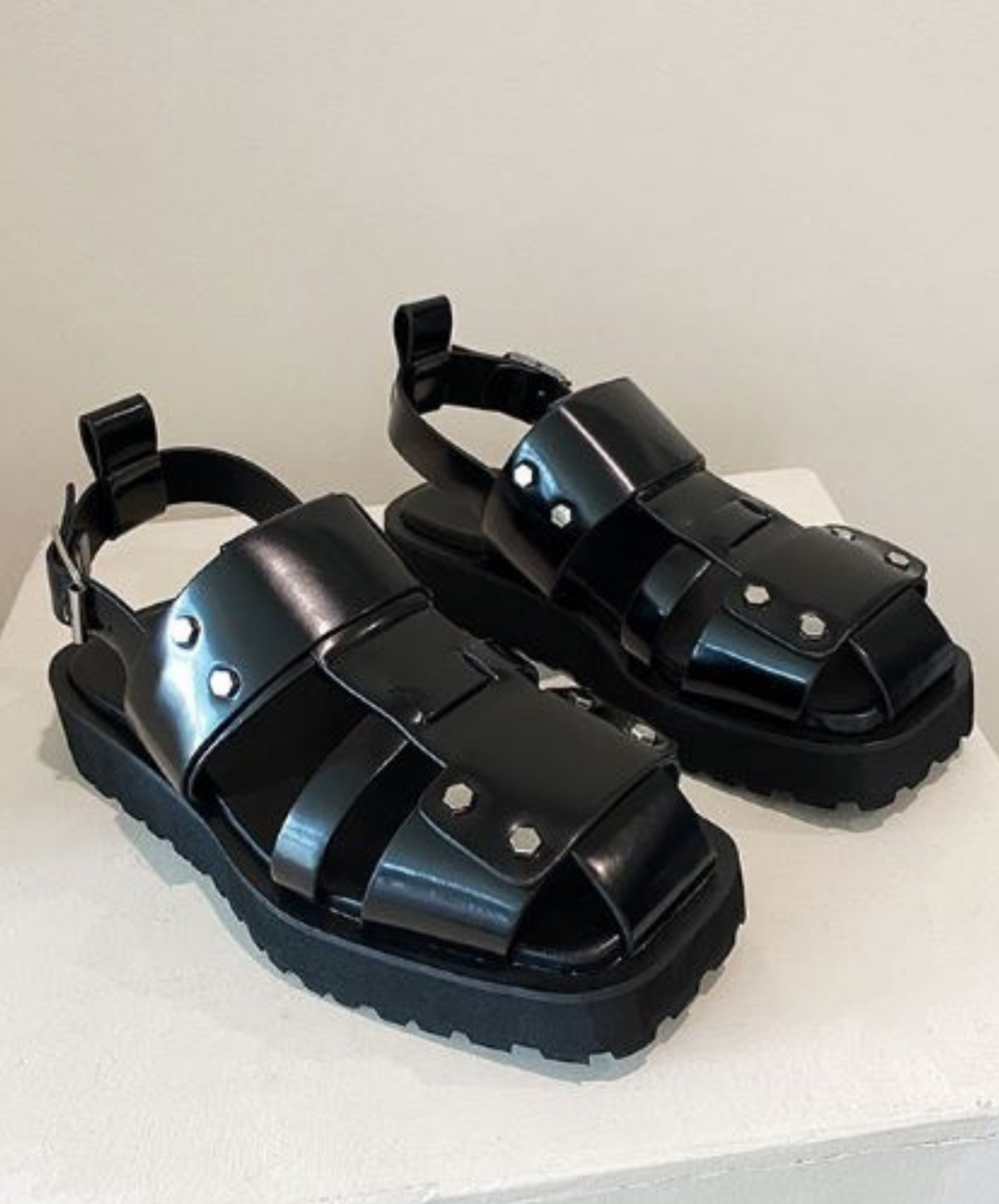 dark rivet platform sandals EN937