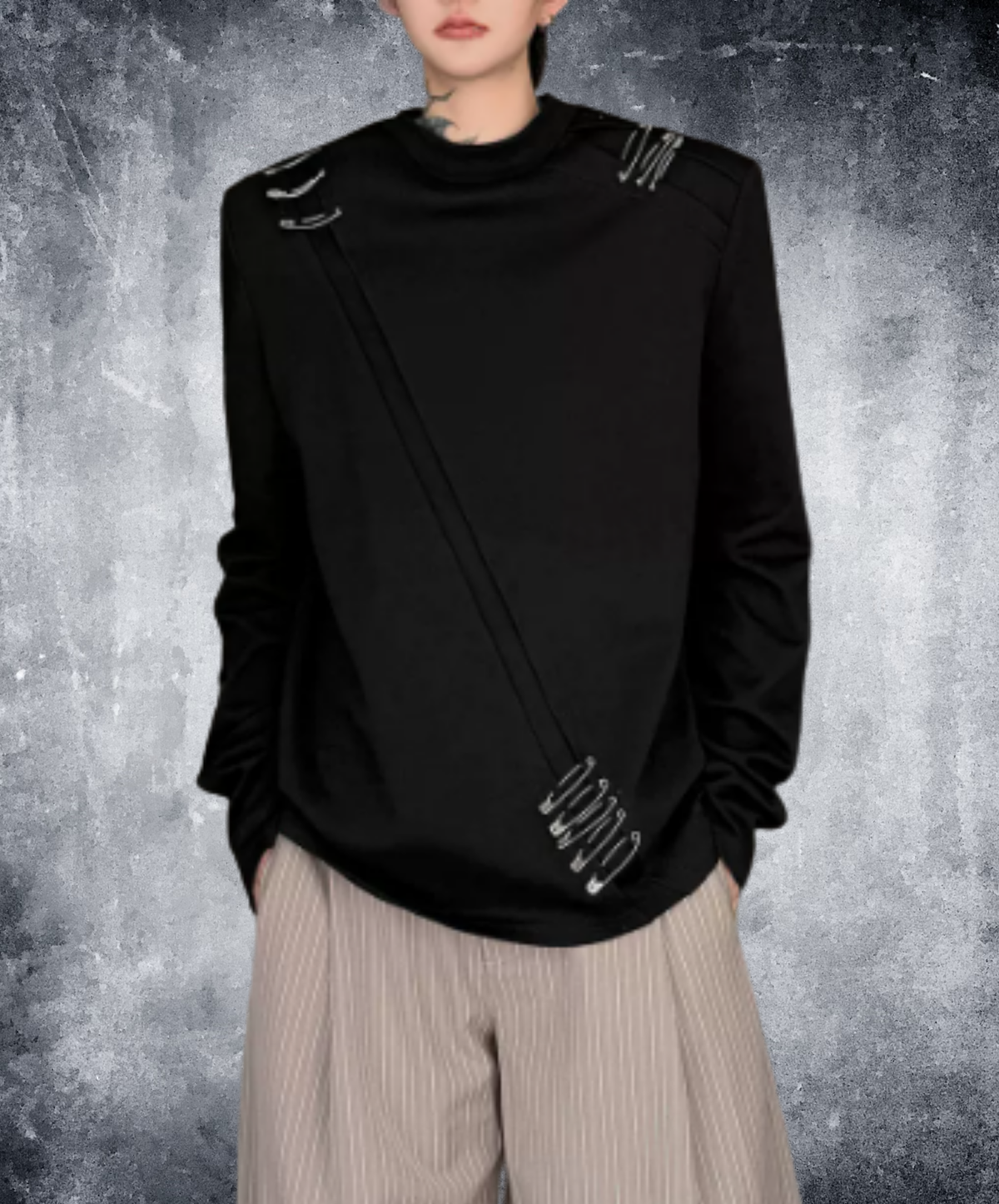 safety pin-style decorative metal detail t-shirt EN3161