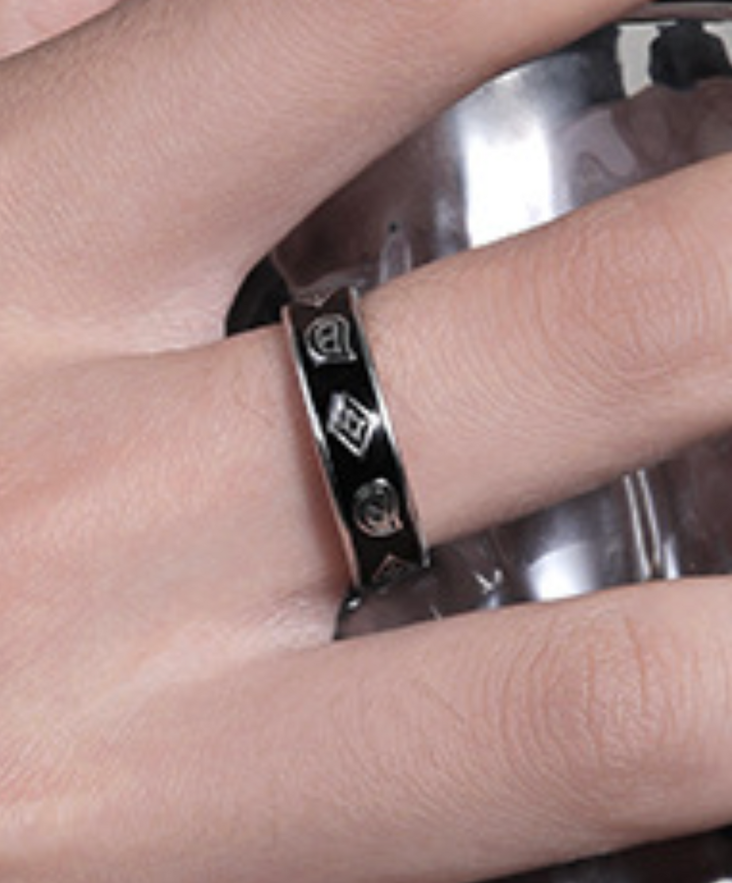black & silver free size ring EN2465