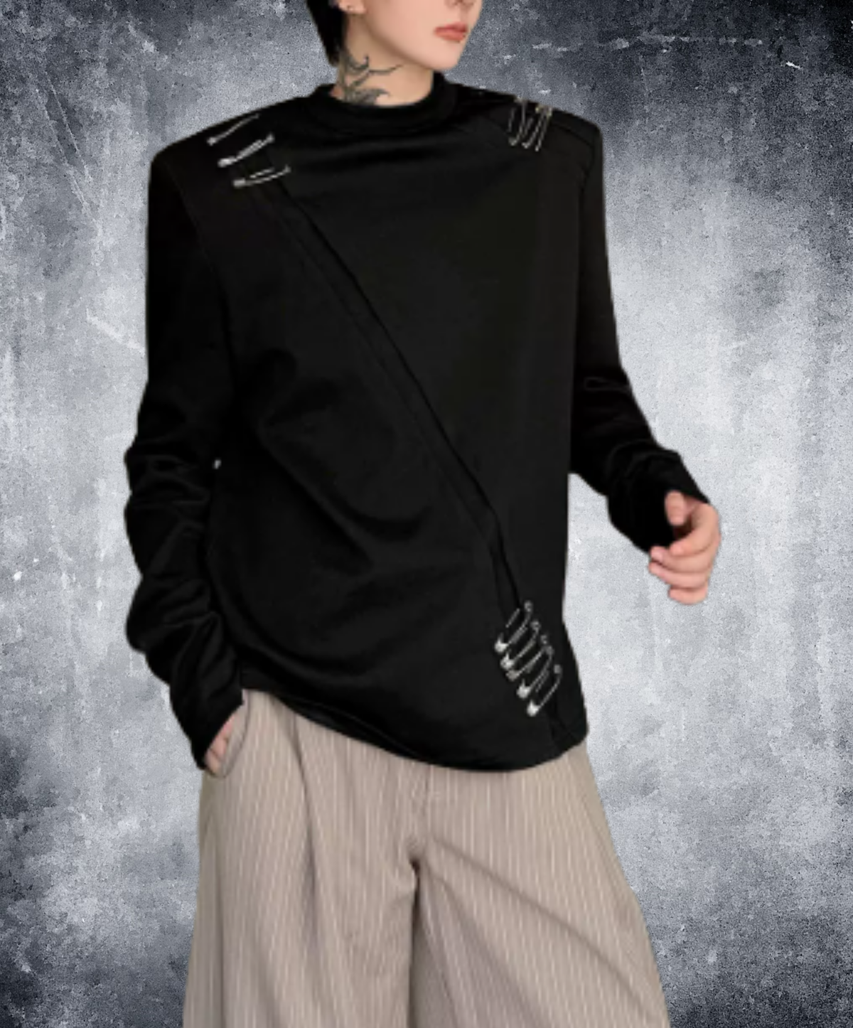 safety pin-style decorative metal detail t-shirt EN3161