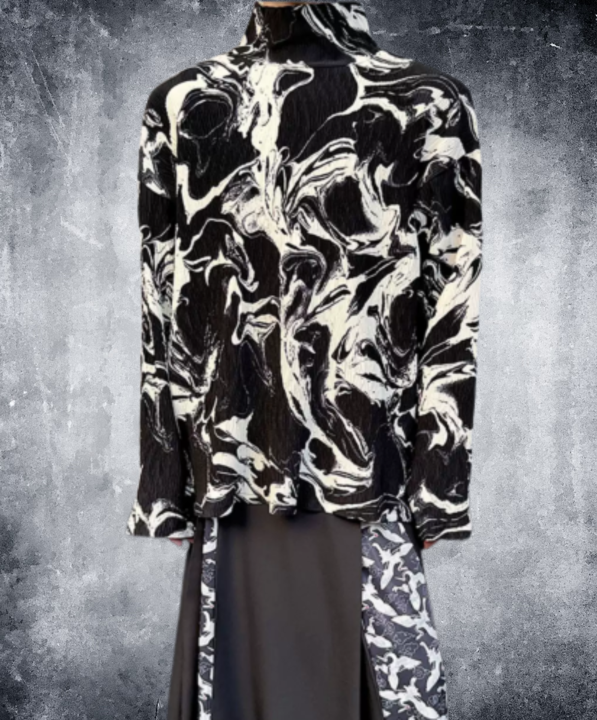 high-neck top with a marble graphic t-shirt EN3197