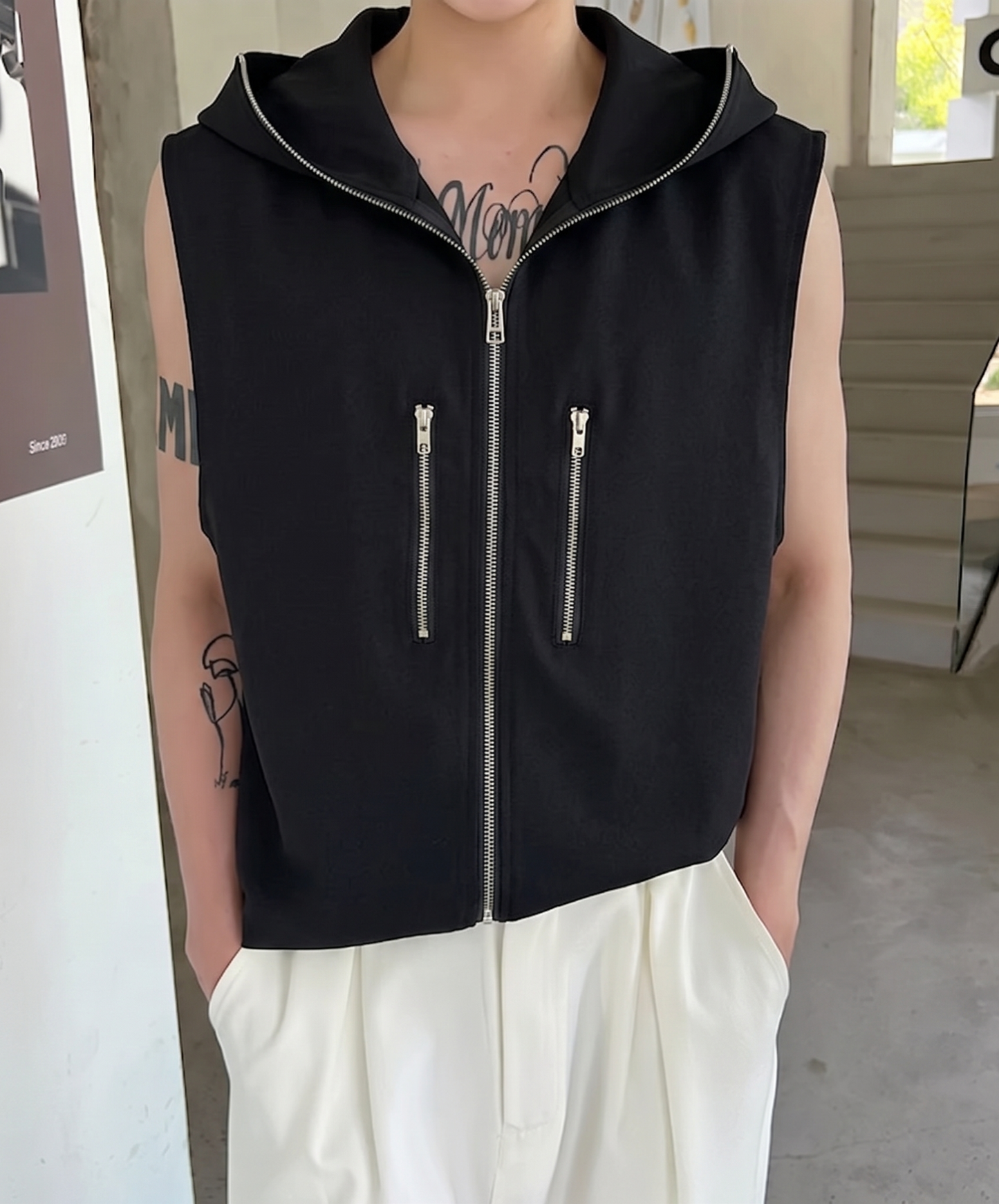 loose-fitting silhouette with a hood vest  EN2990