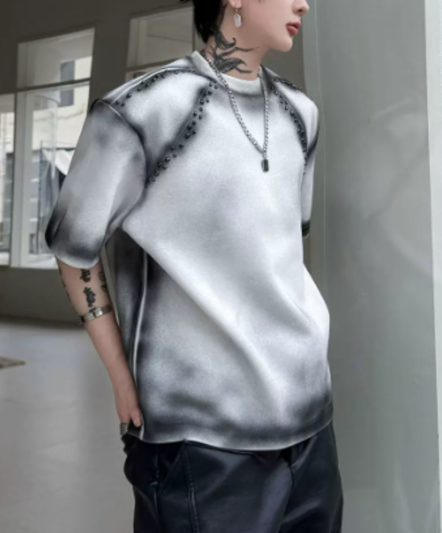gradient with rivet decoration t-shirt EN2874