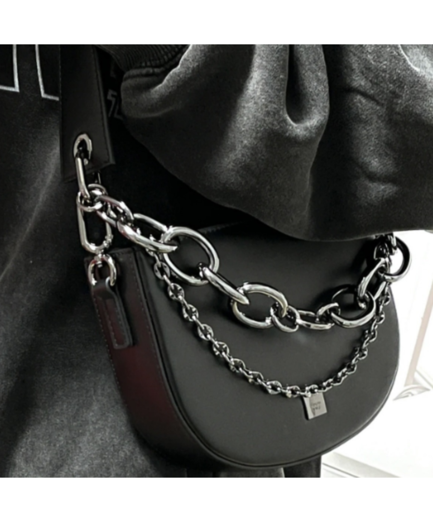 thick semicircular chain bag EN2950
