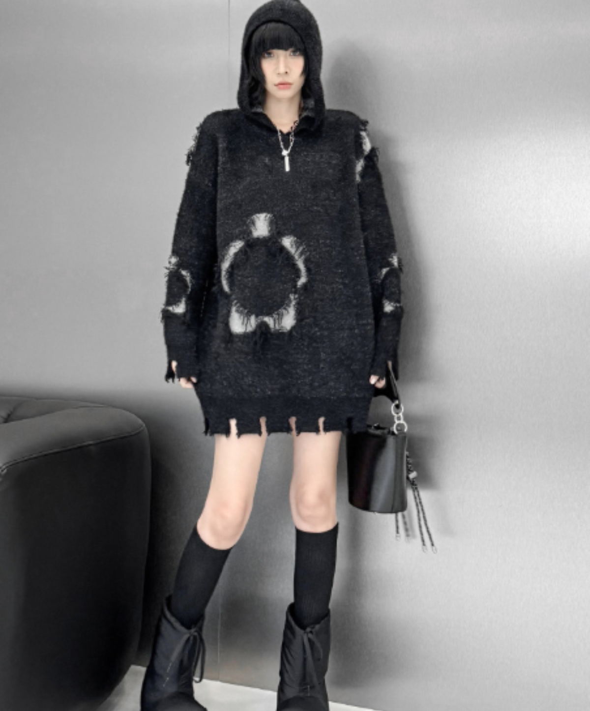 circle graphic with distressed finish sweater EN3203