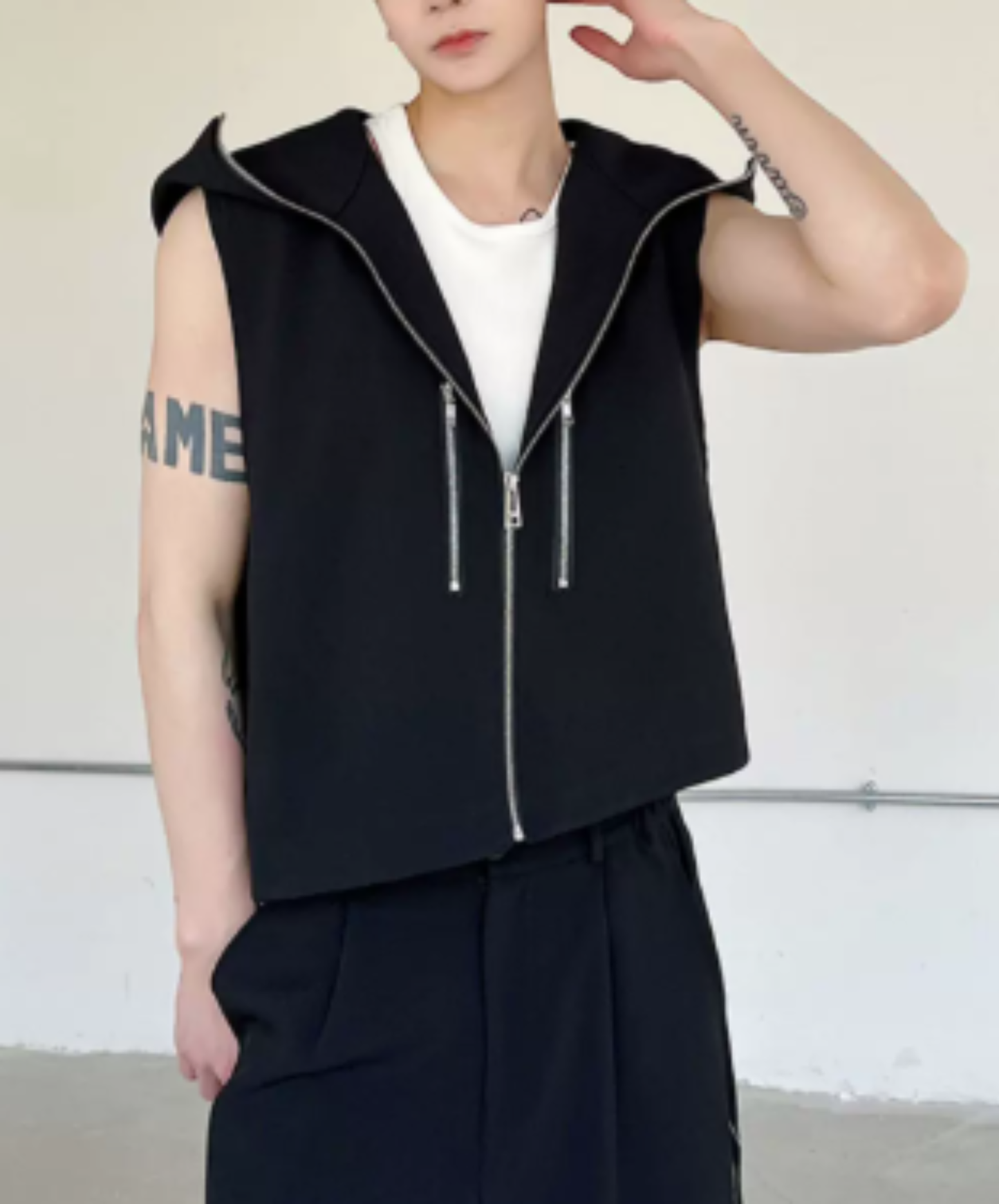 loose-fitting silhouette with a hood vest  EN2990