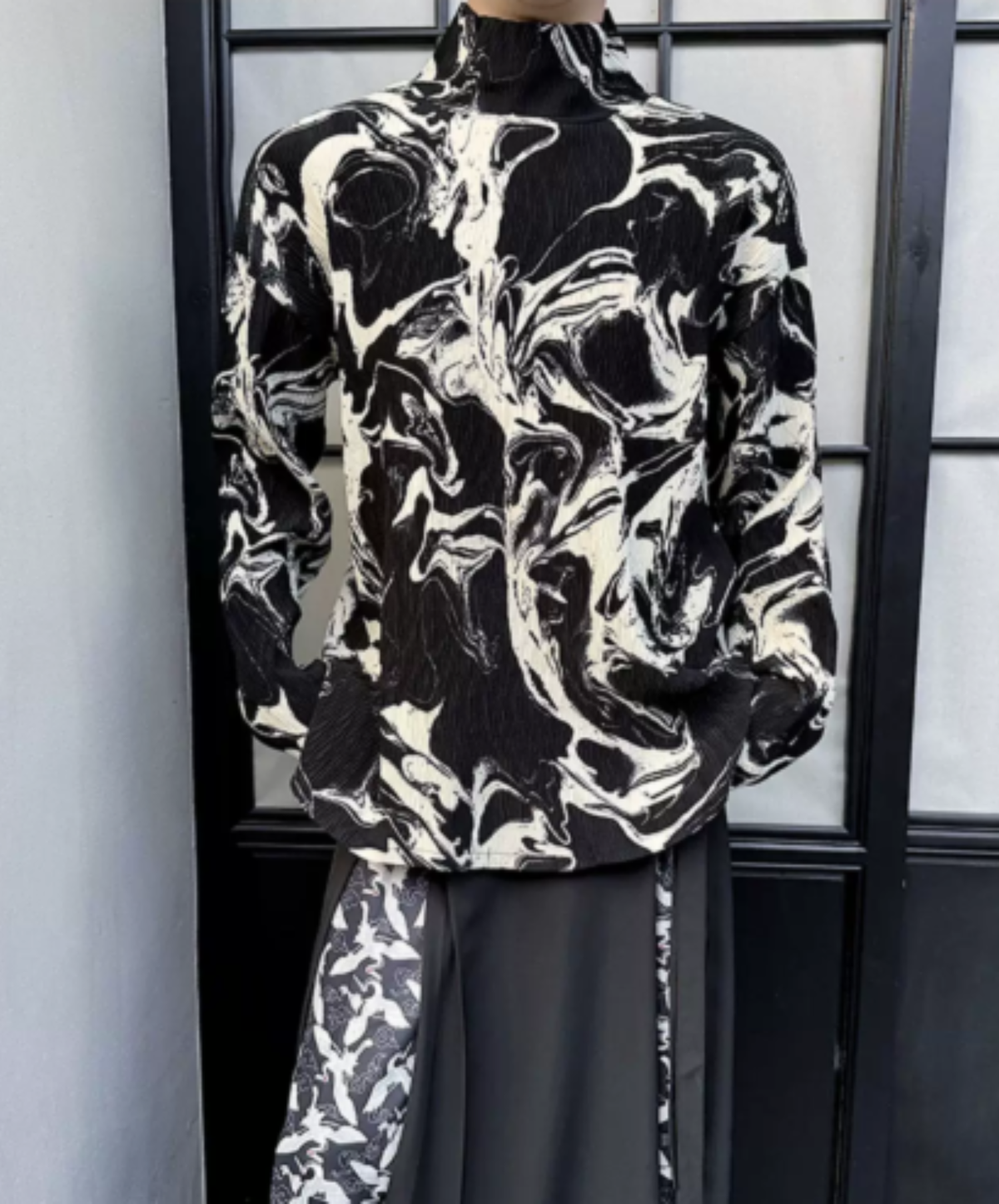 high-neck top with a marble graphic t-shirt EN3197