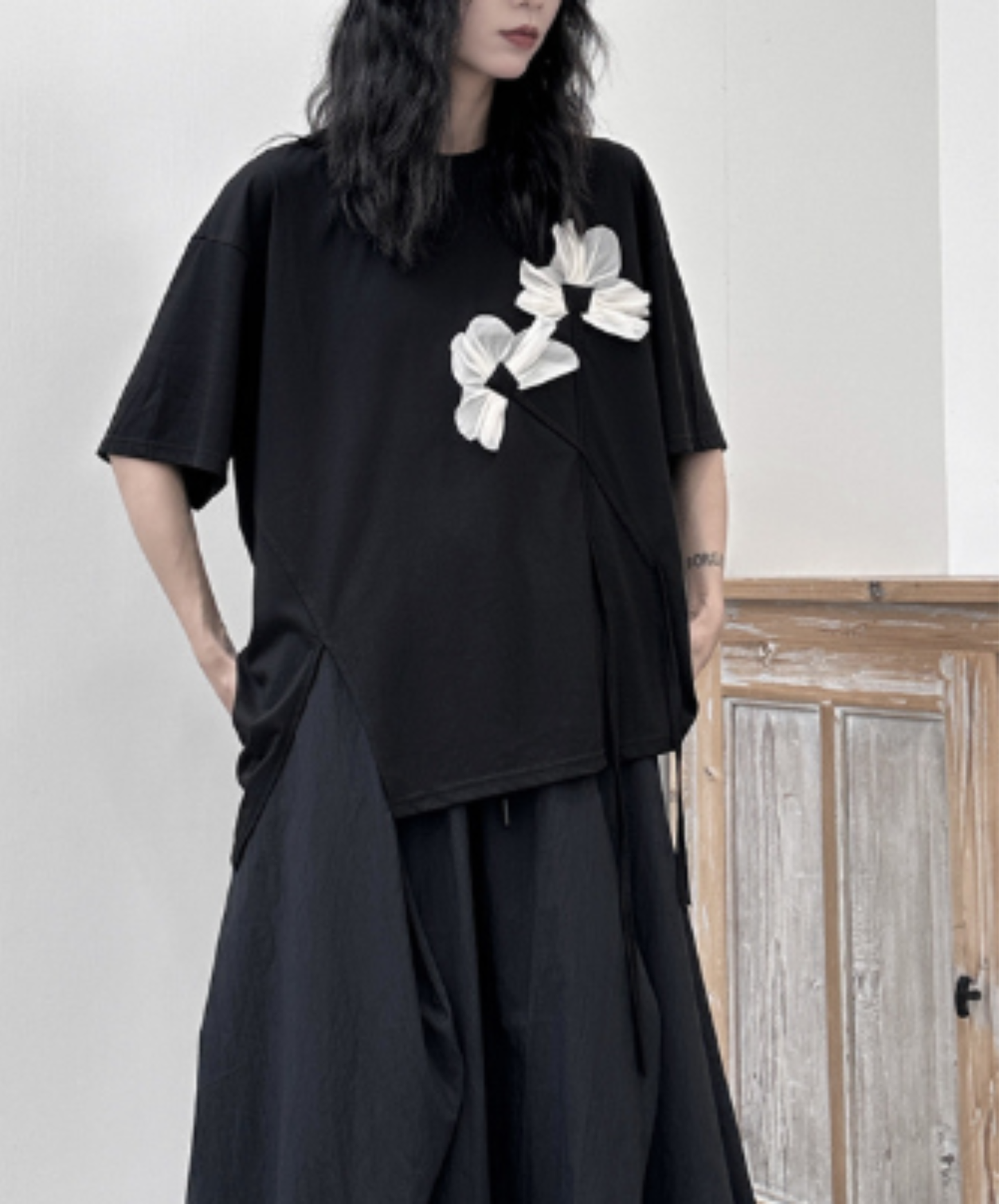 dark floral motif decoration monochrome t-shirt EN2973