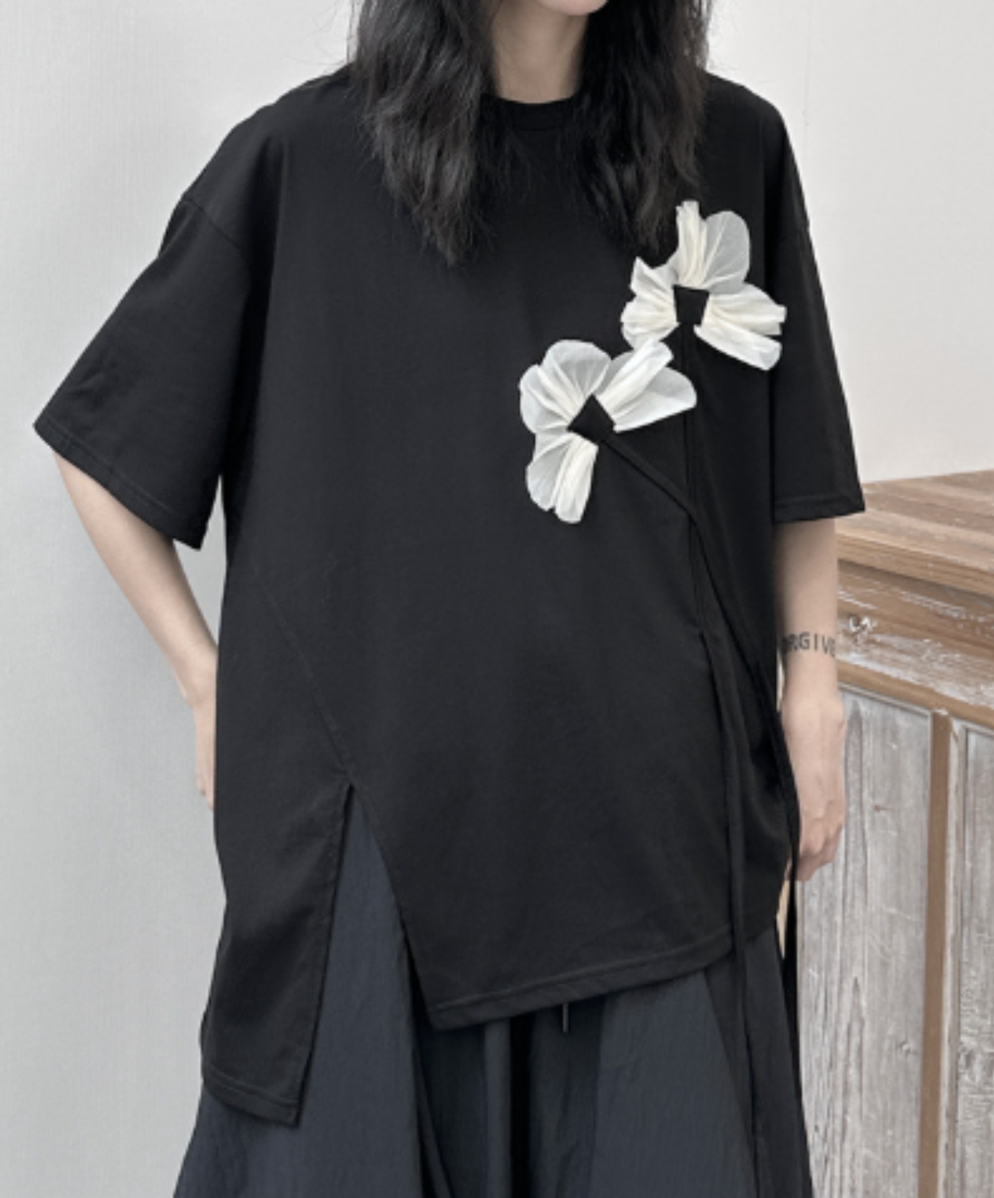 dark floral motif decoration monochrome t-shirt EN2973