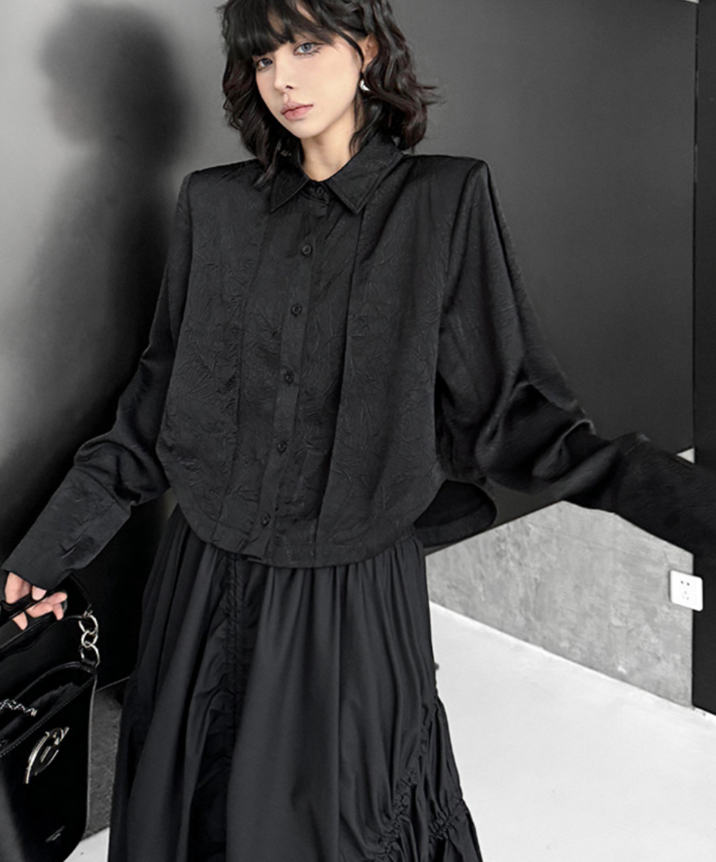 dark wrinkled cropped length shirt EN2319