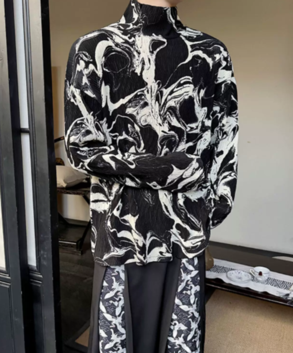high-neck top with a marble graphic t-shirt EN3197
